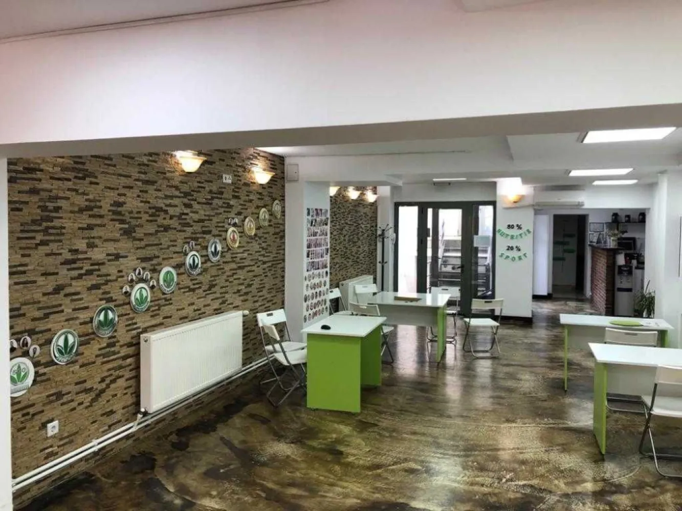 Spatiu comercial, birouri, cabinet medical - Unirii cu Traian - Birouri de inchiriat.
- Suprafata totala 170 mp (d.c. 2 terase de 28mp);
- Suprafata comerciala 142 mp;
- 2 cai de acces; prin fata + lift;
- Centrala termica + 2 aer conditionat cu inverter;
- grupuri sanitare B+F;
- Contorizare separata
Dotari imobil:
- supraveghere video;
- izolatii termice interior, exterior,
- podele marmura/gresie;
- ferestre geam termopan

Spatiul comercial se afla la parterul unei constructii noi (2009) si poate avea ca destinatie: spatiu de birouri, cabinet medical, birou notarial, afterschool, salon infrumusetare etc.
Este compartimentat pt. a fi restaurant, dar, a fost inchiriat unei firme de asigurari (broker) pt. activitate de birouri iar ulterior a a gazduit un coafor (frizerie) si centru wellness - Herbalife.
Concret, are un open space de cca 100 mp la parter si dependintele la subsol + o camera care poate fi folosita ca birou sau vestiar,
Dispune de 2 terase in proprietate.
