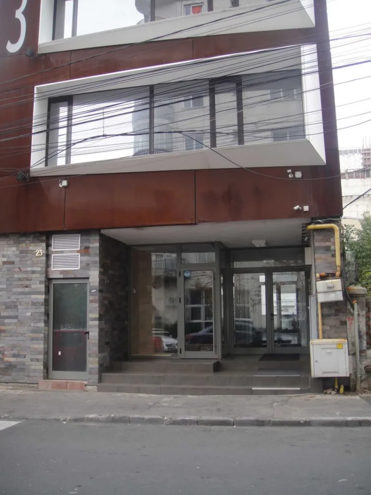Spatiu comercial, birouri, cabinet medical - Unirii cu Traian - Birouri de inchiriat.
- Suprafata totala 170 mp (d.c. 2 terase de 28mp);
- Suprafata comerciala 142 mp;
- 2 cai de acces; prin fata + lift;
- Centrala termica + 2 aer conditionat cu inverter;
- grupuri sanitare B+F;
- Contorizare separata
Dotari imobil:
- supraveghere video;
- izolatii termice interior, exterior,
- podele marmura/gresie;
- ferestre geam termopan

Spatiul comercial se afla la parterul unei constructii noi (2009) si poate avea ca destinatie: spatiu de birouri, cabinet medical, birou notarial, afterschool, salon infrumusetare etc.
Este compartimentat pt. a fi restaurant, dar, a fost inchiriat unei firme de asigurari (broker) pt. activitate de birouri iar ulterior a a gazduit un coafor (frizerie) si centru wellness - Herbalife.
Concret, are un open space de cca 100 mp la parter si dependintele la subsol + o camera care poate fi folosita ca birou sau vestiar,
Dispune de 2 terase in proprietate.
