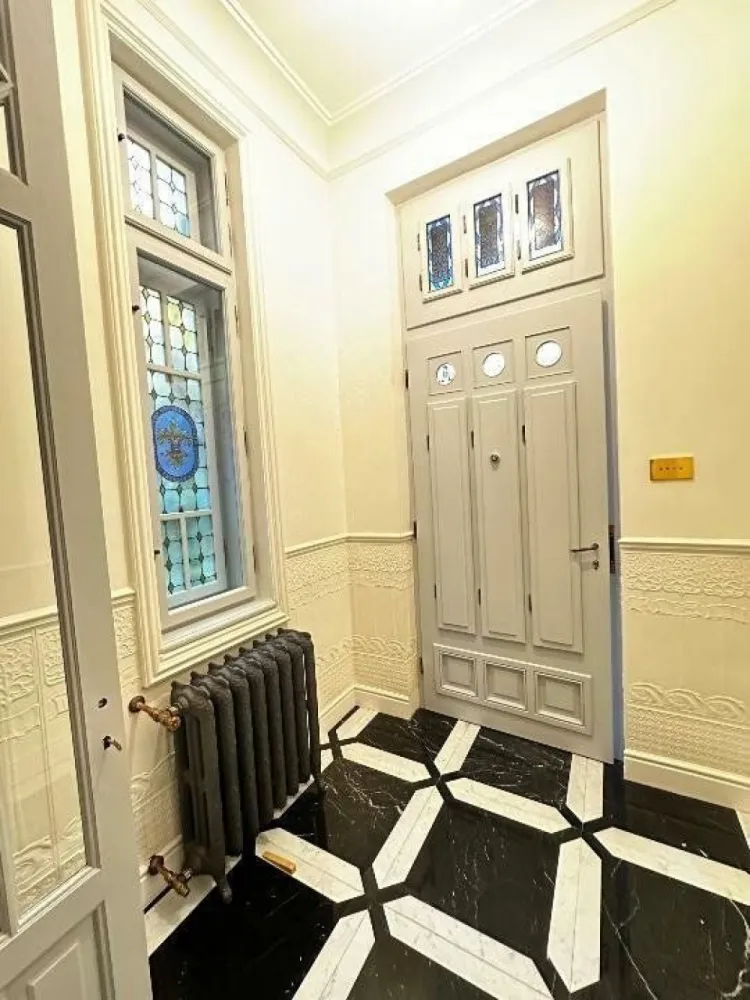 Apartament in vila - renovat lux , 4 camere - Recent renovat de lux - incqlzire in pardoseala, aer conditionat centralizat cu veniloconvectoare., bucatarie dotata Miele ,bai marmura, semineu Louis XVI, pretabil ptr showroom, birou reprezentanta.