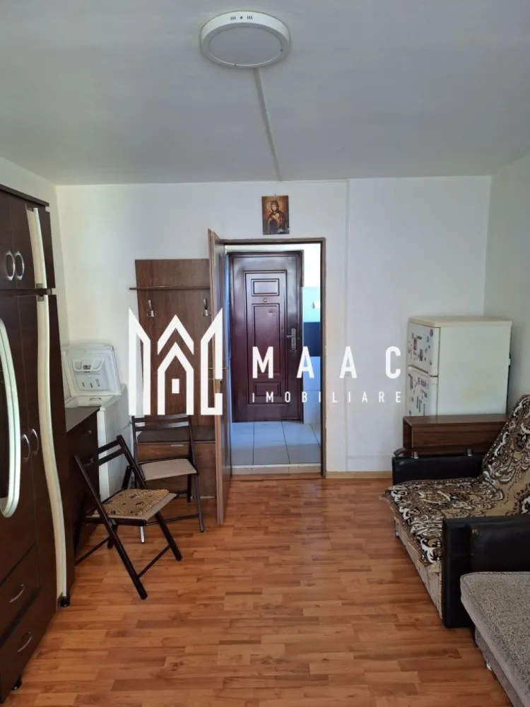Garsonieră I Mobilată I Etaj 2 I Ștefan cel Mare - Maac Imobiliare vă prezintă o garsonieră situată într-o zonă liniștită și bine conectată, pe strada Ștefan cel Mare (zona Broscărie). În apropiere aveți acces la facilități esențiale, precum parc, biserică, supermarketuri (Simpa, Profi), farmacie, sală de fitness și stație de autobuz, toate aflate la distanță de câteva minute de mers pe jos. Detalii proprietate: Suprafață: 21 mp Compartimentare: cameră de zi, baie, bucătărie Etaj: 2 din 5 într-un bloc cu izolație termică Garsoniera este complet mobilată și echipată, oferind confort și eficiență energetică datorită dotărilor moderne: Ușă metalică la intrare Centrală termică pe gaz Geamuri termopan Aceasta este o oportunitate excelentă pentru cei care caută o locuință gata de mutat sau o investiție sigură într-o zonă bine conectată și cu toate facilitățile la îndemână. Pentru mai multe informatii specificati ca ati vazut anuntul cu ID: CP2537418 }}