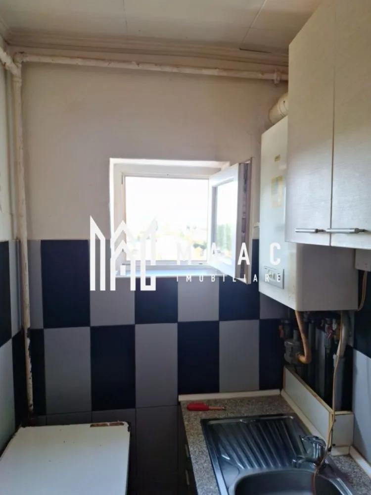 Garsonieră I Mobilată I Etaj 2 I Ștefan cel Mare - Maac Imobiliare vă prezintă o garsonieră situată într-o zonă liniștită și bine conectată, pe strada Ștefan cel Mare (zona Broscărie). În apropiere aveți acces la facilități esențiale, precum parc, biserică, supermarketuri (Simpa, Profi), farmacie, sală de fitness și stație de autobuz, toate aflate la distanță de câteva minute de mers pe jos. Detalii proprietate: Suprafață: 21 mp Compartimentare: cameră de zi, baie, bucătărie Etaj: 2 din 5 într-un bloc cu izolație termică Garsoniera este complet mobilată și echipată, oferind confort și eficiență energetică datorită dotărilor moderne: Ușă metalică la intrare Centrală termică pe gaz Geamuri termopan Aceasta este o oportunitate excelentă pentru cei care caută o locuință gata de mutat sau o investiție sigură într-o zonă bine conectată și cu toate facilitățile la îndemână. Pentru mai multe informatii specificati ca ati vazut anuntul cu ID: CP2537418 }}