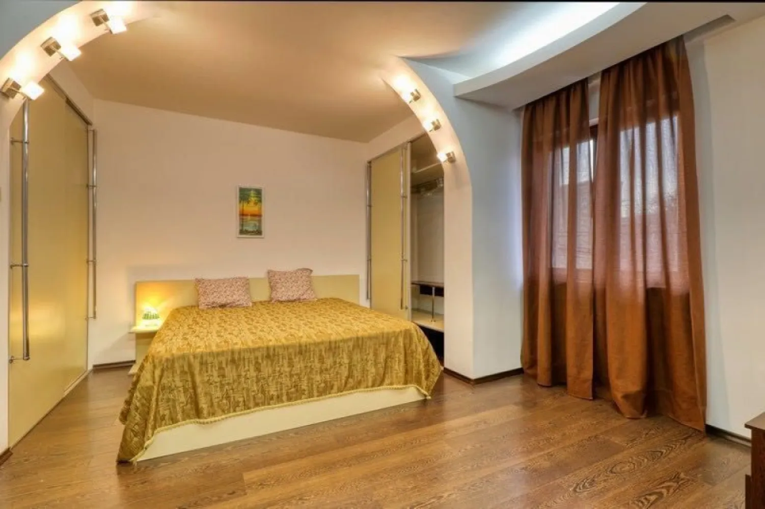 Apt Ion Neculce 74 - Va propunem spre inchiriere un apartament superb, cu o suprafata generoasa de 280mp, amplasat in zona centrala a Bucurestiului, pe strada Ion Neculce. Locuinta reprezinta INTREGUL etaj 1 dintr-o vila pe 3 nivele, declarata oficial monument arhitectural, imobilul remarcandu-se printr-un design deosebit.
Proprietatea ofera 5 camere ample si luminoase: 3 dormitoare, 3 grupuri sanitare, living, birou, bucatarie si multiple spatii de depozitare. Este ideala pentru firme dar si pentru familii, locuinta oferind intimitate si un spatiu vast. Este complet utilata, inclusiv cu masina de spalat vase si dressing-uri incorporate, iar mobila poate fi scoasa/adusa la cerere. 
Detine intrare separata. 
Apartamentul se afla la 5 minute de mers pe jos de parcul Kisseleff si la 10 minute distanta de piata Victoriei. Vis-a-vis de locuinta exista statii de autobuz si tramvai, piata, supermarket, farmacii, restaurante, gradinite, licee.
Locurile de parcare de pe stradutele adiacente sunt la liber.
Curtea este comuna. 
Apartamentul este pet friendly in cazul chiriasilor care respecta spatiul in care locuiesc. 
Se inchiriaza pe termen lung (minim un an). Chiria este de 1800euro pe luna + 2 garantii. 
Contact: 07******64