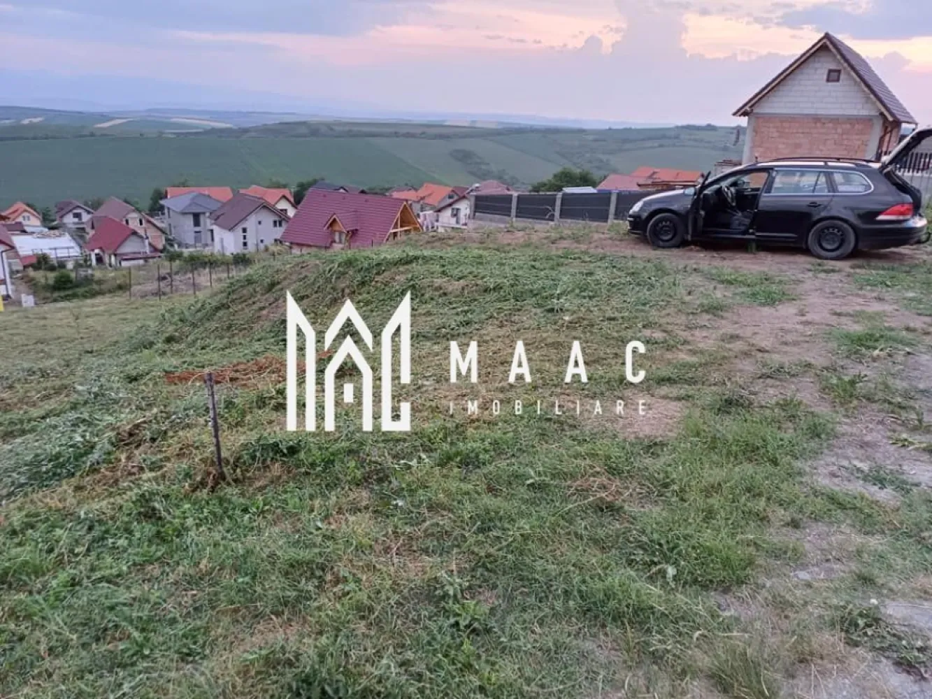 Teren intravilan 490 mp I Șura Mare I utilități la stradă I pretabil construcție - Teren intravilan de vânzare – 490 mp, Șura Mare Vă propunem spre vânzare un teren intravilan situat în localitatea Șura Mare, ideal pentru construcția unei case. Caracteristici teren: Suprafață: 490 mp Teren în pantă – pretabil pentru construcție cu demisol, terasare sau locuință în trepte Acces facil din drum public Utilități la marginea terenului: Canalizare Apă Curent electric Fără gaz momentan Terenul se află într-o zonă liniștită, cu potențial rezidențial și acces rapid spre Sibiu. Pentru mai multe detalii precizati telefonic ca ati vazut anuntul cu ID: CP2528582 }}