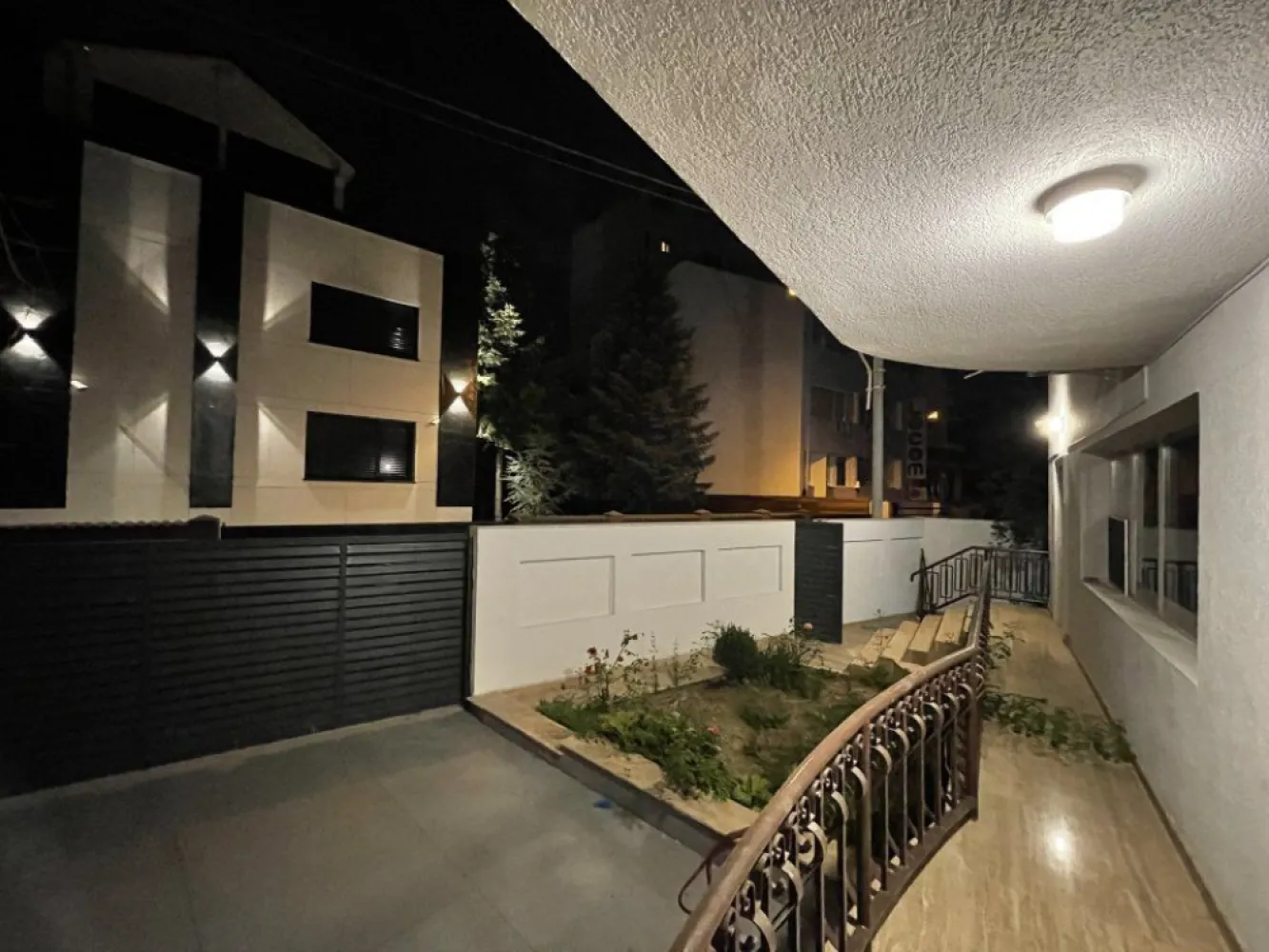 Direct Propietar - Vila de inchirat Herastau- Nicolae Caramfil - Direct Proprietar - Vila Complet Mobilată şi Utilată pentru Închiriere în Zona de Nord, Bucureşti

Oferim spre închiriere o vilă superbă, recent renovată (2021), situată în zona exclusivistă Nicolae G. Caramfil din nordul Bucureştiului. Aceasta este ideală pentru rezidenţă, birouri sau chiar clinici, datorită compartimentării versatile şi dotărilor complete.

Detalii Vilă:

Tip: Vilă insiruită, cu regim de înălţime P + 1 + M
Compartimentare:
Parter: Zonă de living şi dining spaţioasă, bucătărie decomandată, 2 băi şi 2 dormitoare.
Etaj 1: 2 dormitoare luminoase, o baie şi o terasă generoasă.
Mansardă: Dormitor, baie proprie, terasă şi multiple spaţii de depozitare.
Facilităţi: Curte privată pentru momente de relaxare şi un loc de parcare dedicat.
Beneficii: Vila impresionează prin finisajele de calitate, spaţiile generoase şi amplasarea într-o zonă liniştită, dar accesibilă. O alegere perfectă pentru locuit, spaţiu de birou modern sau pentru o clinică de profil.

Pentru mai multe detalii şi programarea unei vizionări, vă invităm să ne contactaţi.