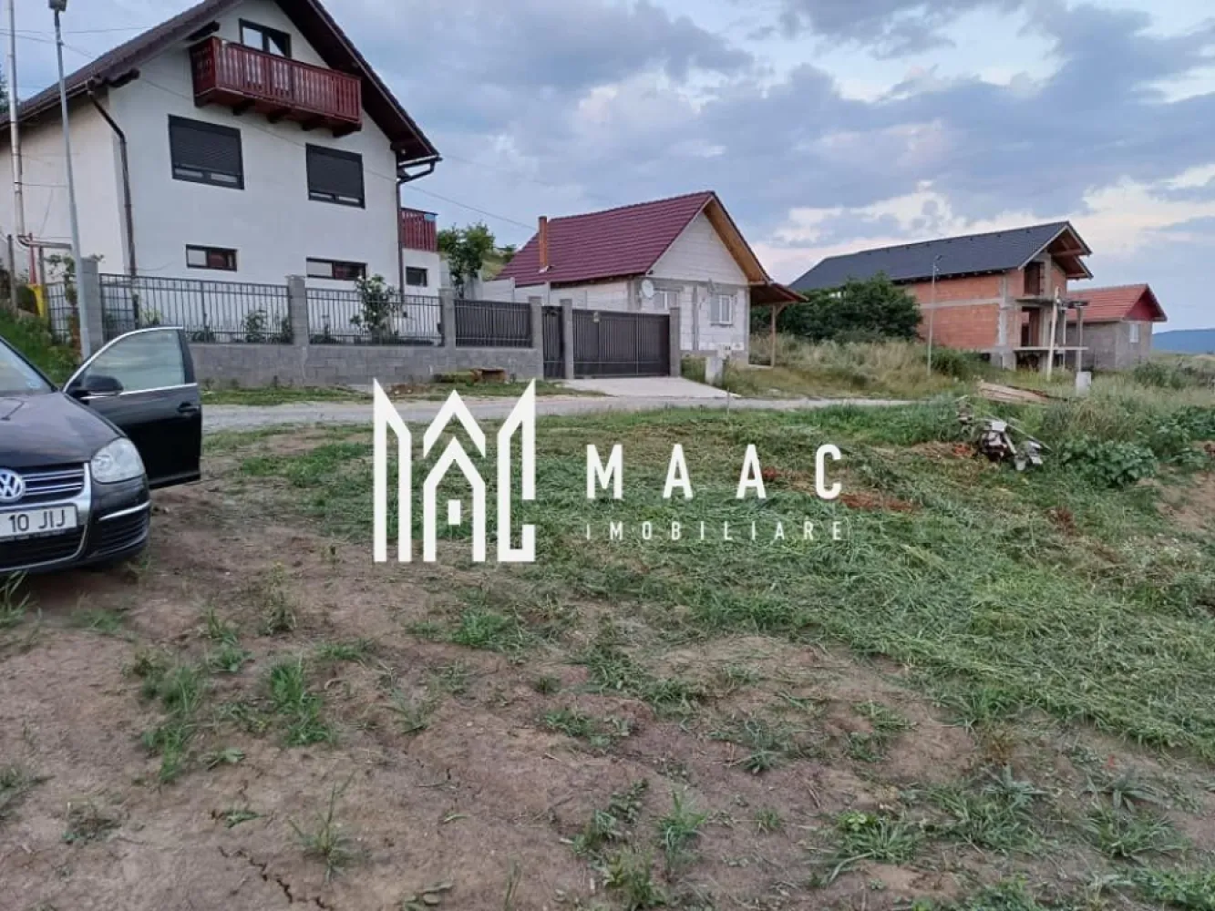 Teren intravilan 490 mp I Șura Mare I utilități la stradă I pretabil construcție - Teren intravilan de vânzare – 490 mp, Șura Mare Vă propunem spre vânzare un teren intravilan situat în localitatea Șura Mare, ideal pentru construcția unei case. Caracteristici teren: Suprafață: 490 mp Teren în pantă – pretabil pentru construcție cu demisol, terasare sau locuință în trepte Acces facil din drum public Utilități la marginea terenului: Canalizare Apă Curent electric Fără gaz momentan Terenul se află într-o zonă liniștită, cu potențial rezidențial și acces rapid spre Sibiu. Pentru mai multe detalii precizati telefonic ca ati vazut anuntul cu ID: CP2528582 }}