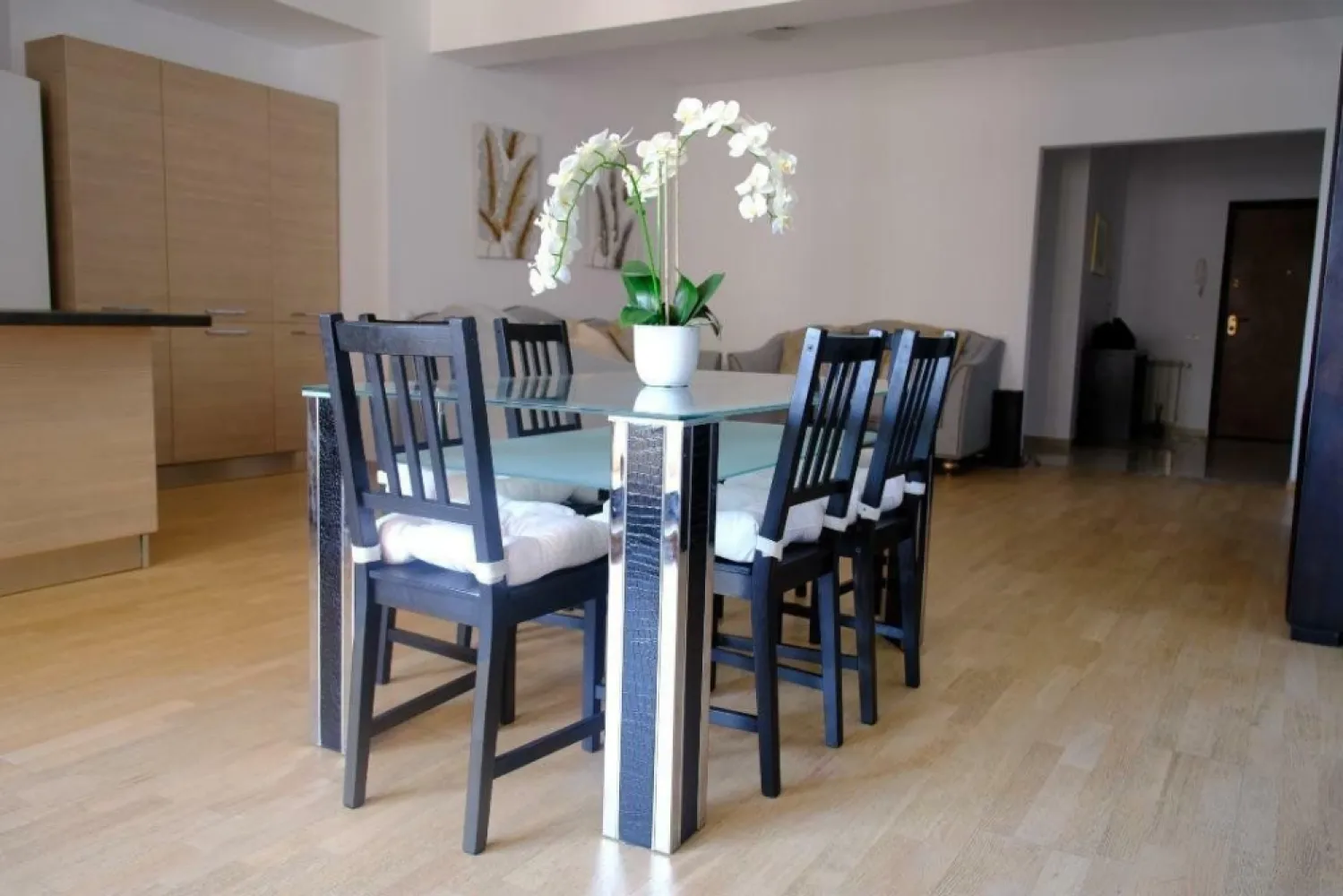 Apartament 4 camere de Lux - Apartamentul este situat in Ansamblul Rezidential Privighetorilor, situat in Bucuresti, Aleea Privighetorilor, nr 86 P, Sector 1. eta
Locatia se afla la 5 minute de AMBASADA USA, MALL BANEASA , Gradina Zoologica Baneasa,, Ikea, Jollie Ville , American International School of Bucharest 
 ,British School of Bucharest, Liceul Francez ,,Anna de Noailles", Gradinita Disneyland, Gradinita Mark Twain; Gradinita Tinker Bell; Gradinita/Scoala Little London, GRADINITA KARIN , British School , Scoala Primara si Gimnaziala Avenor College si alte scoli si gradinite private situate in Pipera. 

Finisarile si mobilierul sunt de inalta calitate.
Apartamentul este compus din 161 metrii patrati construiti , bucatarie deschisa 
 , 2 bai , 2 balcoane , 
DOTARI : TOTAL MOBILAT , BUCATARIE :Cuptor, plita electrica, hota, ,masina spalat vase , Frigider , Aragaz,

Apartamentul complet mobilat se inchiriaza cu 900 EUR PLUS TVA 19 la suta

In acest pret sunt incluse 2 locuri parcare SUBTERANE!

La semnarea contractului se achita 2 luni garantie si 2 luni chirie.
Liber cu posibilitate de inchiriere imediata.
Contact proprietar firma KTIK Development SRL