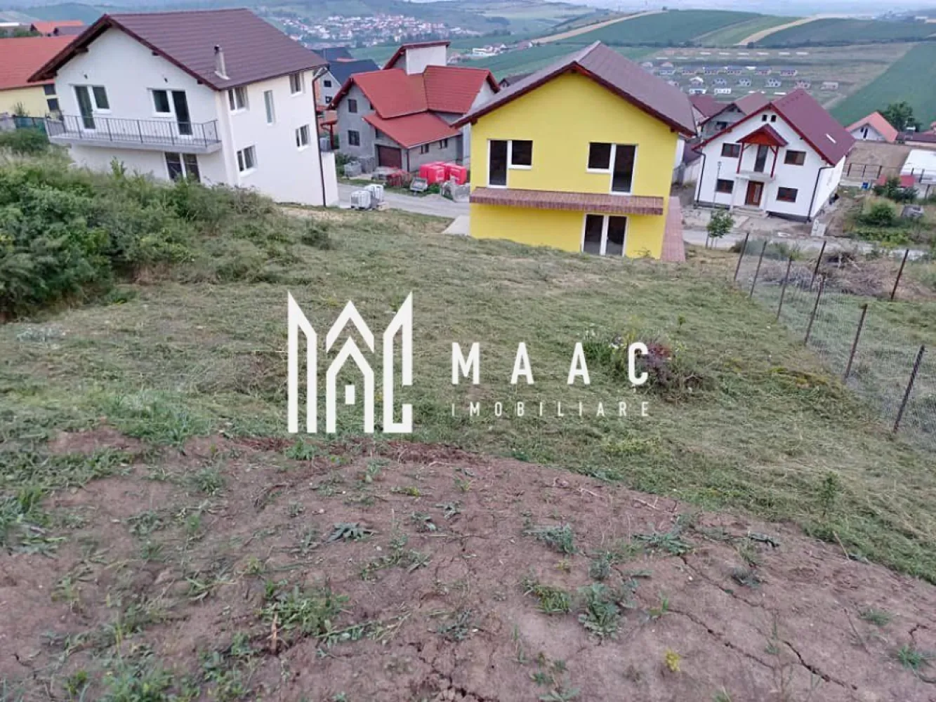 Teren intravilan 490 mp I Șura Mare I utilități la stradă I pretabil construcție - Teren intravilan de vânzare – 490 mp, Șura Mare Vă propunem spre vânzare un teren intravilan situat în localitatea Șura Mare, ideal pentru construcția unei case. Caracteristici teren: Suprafață: 490 mp Teren în pantă – pretabil pentru construcție cu demisol, terasare sau locuință în trepte Acces facil din drum public Utilități la marginea terenului: Canalizare Apă Curent electric Fără gaz momentan Terenul se află într-o zonă liniștită, cu potențial rezidențial și acces rapid spre Sibiu. Pentru mai multe detalii precizati telefonic ca ati vazut anuntul cu ID: CP2528582 }}