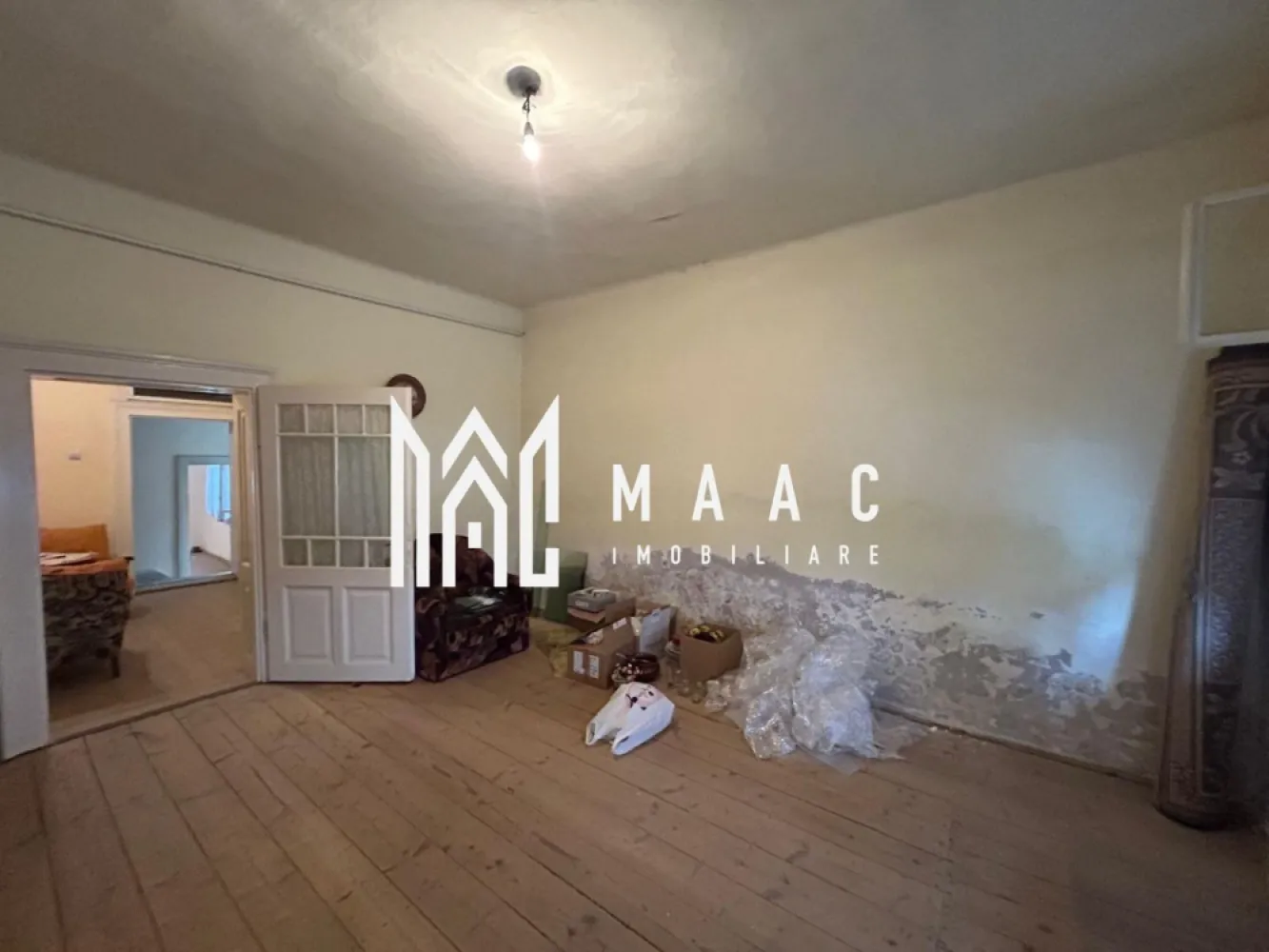 Casa Duplex I Curte I Pivnita I Terezian - O oportunitate bună pentru cei care caută un spațiu de locuit ce poate fi amenajat după propriul gust. De vânzare casă cu 3 camere, situată în zona Terezian, într-o curte comună cu un singur alt proprietar. Imobilul are o suprafață utilă de 70 mp, o pivniță și necesită renovare completă. Detalii proprietate: Suprafață utilă: 70 mp Compartimentare: 3 camere, bucătărie, baie Pivniță uscată Curte comună cu încă un vecin Acces auto Se vinde nemobilată și neutilată Avantaje: Zonă accesibilă și căutată – Terezian Aproape de transport public, școli, magazine Spațiu generos, ideal pentru recompartimentare și renovare Vecinătate liniștită Disponibilă imediat. Pentru mai multe informații sau pentru programarea unei vizionări:ID: CP2536640 }}