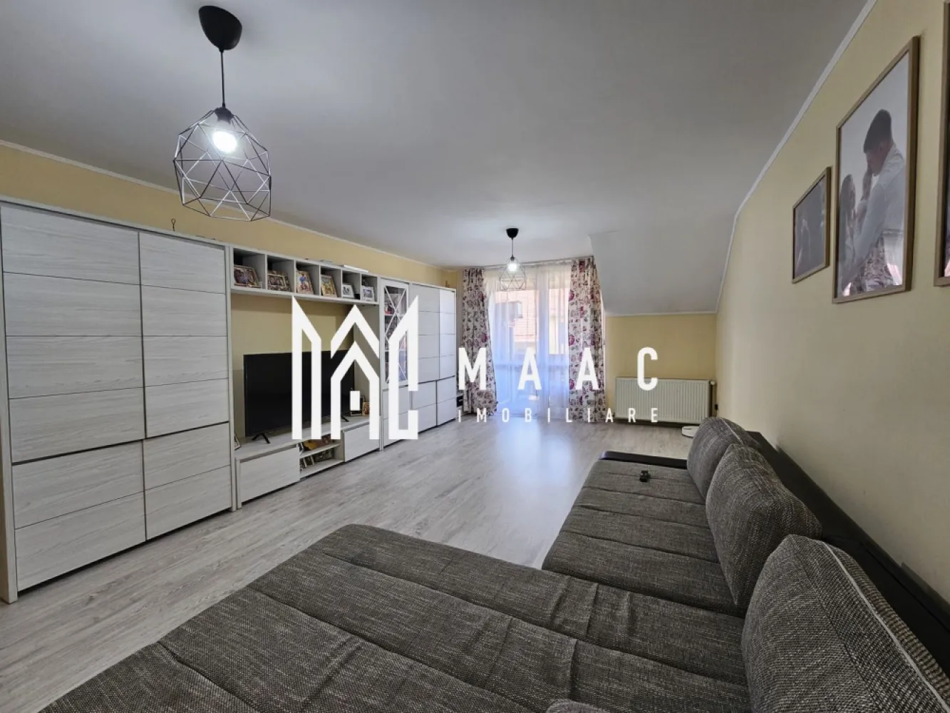 Apartament 2 camere | Decomandat | 97.5 mp | Terezian - MAAC Imobiliare vă oferă spre vânzare un apartament deosebit, situat la mansardă (etaj 4/4, pe un singur nivel), cu o suprafață generoasă de 97,5 mp (89,1 mp utili + 8,4 mp balcon), localizat într-o zonă excelentă din cartierul Terezian. Compartimentare practică și confortabilă: Living spațios de 27 mp Dormitor de 27,5 mp Bucătărie închisă, cu suprafața de 16,4 mp Baie de 5,6 mp Debara: 2,7 mp – spațiu de depozitare util Hol: 9,9 mp Balcon de 8,4 mp – ideal pentru relaxare Beneficii și facilități: Se vinde complet mobilat și utilat, ideal pentru mutare imediată Mansardă pe un singur nivel – confort sporit și compartimentare aerisită Poziționare excelentă: lângă magazinele LIDL și Profi, foarte aproape de Prima Shopping Center și cu acces rapid către autostradă Proprietatea se remarcă prin spații generoase, amenajate modern, și este ideală pentru cei care își doresc o locuință funcțională, într-o zonă bine conectată la facilități urbane. Pentru mai multe informații sau pentru programarea unei vizionări: MAAC Imobiliare – Profesionalism. Încredere. Rezultate. ID: CP2536620. }}
