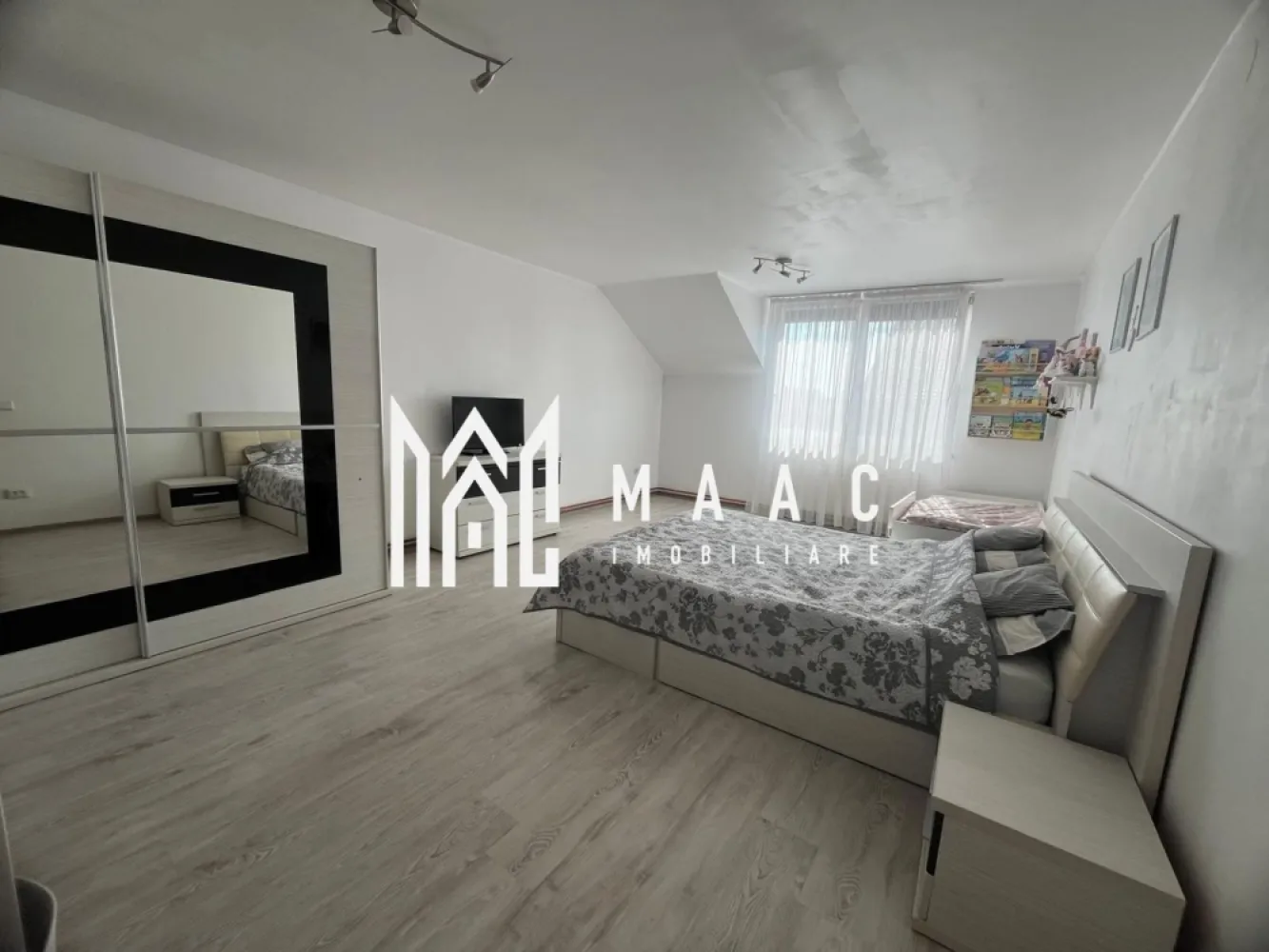 Apartament 2 camere | Decomandat | 97.5 mp | Terezian - MAAC Imobiliare vă oferă spre vânzare un apartament deosebit, situat la mansardă (etaj 4/4, pe un singur nivel), cu o suprafață generoasă de 97,5 mp (89,1 mp utili + 8,4 mp balcon), localizat într-o zonă excelentă din cartierul Terezian. Compartimentare practică și confortabilă: Living spațios de 27 mp Dormitor de 27,5 mp Bucătărie închisă, cu suprafața de 16,4 mp Baie de 5,6 mp Debara: 2,7 mp – spațiu de depozitare util Hol: 9,9 mp Balcon de 8,4 mp – ideal pentru relaxare Beneficii și facilități: Se vinde complet mobilat și utilat, ideal pentru mutare imediată Mansardă pe un singur nivel – confort sporit și compartimentare aerisită Poziționare excelentă: lângă magazinele LIDL și Profi, foarte aproape de Prima Shopping Center și cu acces rapid către autostradă Proprietatea se remarcă prin spații generoase, amenajate modern, și este ideală pentru cei care își doresc o locuință funcțională, într-o zonă bine conectată la facilități urbane. Pentru mai multe informații sau pentru programarea unei vizionări: MAAC Imobiliare – Profesionalism. Încredere. Rezultate. ID: CP2536620. }}