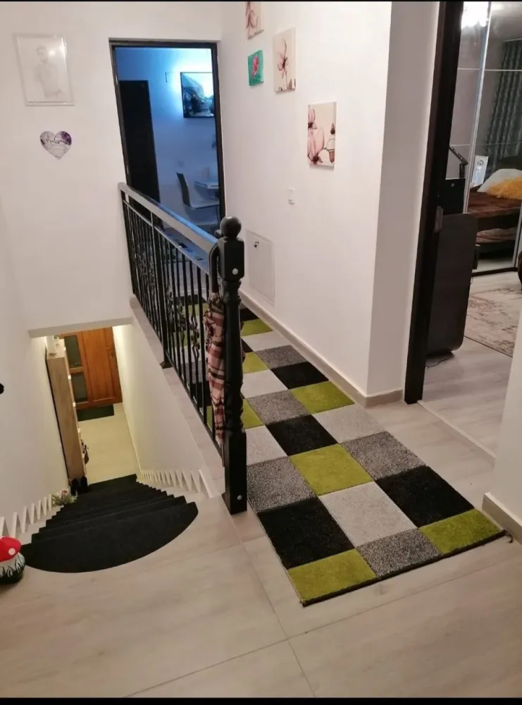 brasadas.com vinde ap 3 cam mob./utilat 70mp et 1 Miroslava. - Agenția BRASADAS vinde apartament 3 camere 70mp. et 1, decomandat, in Miroslava (la 2 statii de Market Family) dintr un ansamblu de vile finalizate in 2021.
Este o zona linistita situata vizavi de Pepiniera din zona, mai exact str Ion Voda cel Viteaz o perpendiculara a DJ Iasi -Voinesti 3km de Iasi. 
-.Mijloc de transport autobuz 23, 105 statia fiind(langa Birou Notarial Iulia Paduraru)sau partea opusa Market Profi ..
-Apartamentul se afla chiar langa Gradinita FunTastiKids(fosta Carusel) Miroslava! 
- Compus din:
- Parter-Hol si Scara proprie 
-Etaj Hol ,baie,dormitor matrimonial,dormitor secundar ,living open space(lsufragerie si bucatarie,), terasa(balcon) 
-Zona depozitare la mansarda de 70mp(ce se poate face locuibila ).
-Apartamentul este locuit de 3anI ,se vinde complet mobilat, utilat cu instalatie profesionala de filtrare a apei .
 .Pentru mai multe oferte accesați www.brasadas.com.