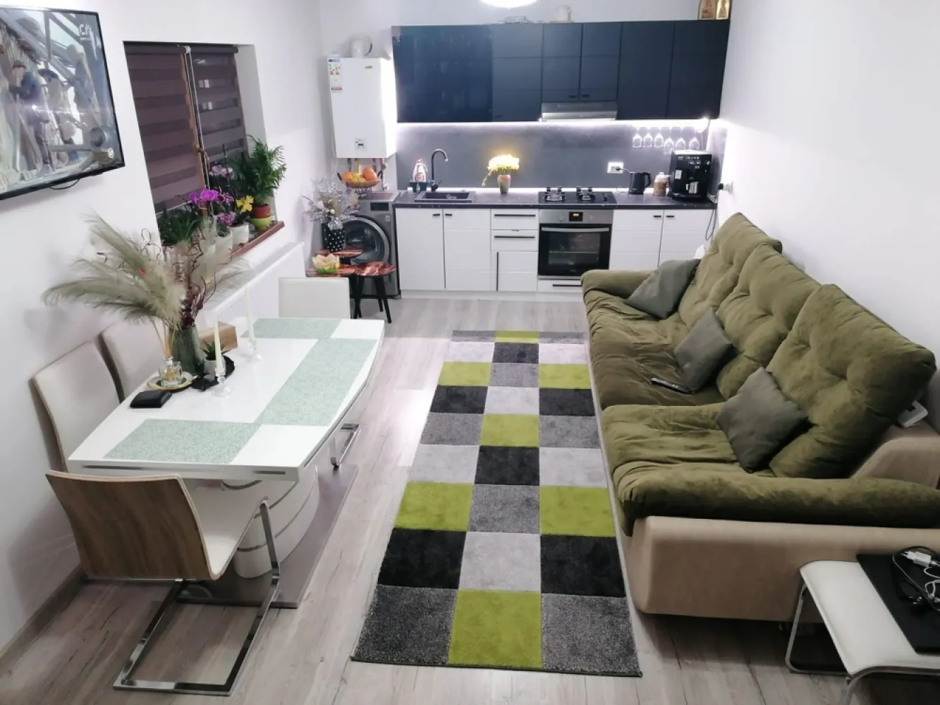 brasadas.com vinde ap 3 cam mob./utilat 70mp et 1 Miroslava. - Agenția BRASADAS vinde apartament 3 camere 70mp. et 1, decomandat, in Miroslava (la 2 statii de Market Family) dintr un ansamblu de vile finalizate in 2021.
Este o zona linistita situata vizavi de Pepiniera din zona, mai exact str Ion Voda cel Viteaz o perpendiculara a DJ Iasi -Voinesti 3km de Iasi. 
-.Mijloc de transport autobuz 23, 105 statia fiind(langa Birou Notarial Iulia Paduraru)sau partea opusa Market Profi ..
-Apartamentul se afla chiar langa Gradinita FunTastiKids(fosta Carusel) Miroslava! 
- Compus din:
- Parter-Hol si Scara proprie 
-Etaj Hol ,baie,dormitor matrimonial,dormitor secundar ,living open space(lsufragerie si bucatarie,), terasa(balcon) 
-Zona depozitare la mansarda de 70mp(ce se poate face locuibila ).
-Apartamentul este locuit de 3anI ,se vinde complet mobilat, utilat cu instalatie profesionala de filtrare a apei .
 .Pentru mai multe oferte accesați www.brasadas.com.