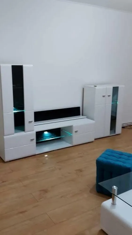 Vând apartament 3 camere la intrarea in Micro 17 Satu Mare - De vânzare: apartament spaţios cu trei camere decomandate la intrarea in Micro 17 ,Satu Mare.
Pret:105000 euro
Această locuinţă modernă de o supratfata de 80 de m2 oferă un living luminos, două dormitoare spaţioase, o bucătărie complet utilată şi o debara cu intrarea din bucatarie. Situat aproape de magazine,scoli,piata, restaurante şi mijloace de transport în comun. Preţ: 105.000 de euro. Programaţi o vizionare acum!
Acest apartament recent renovat este izolat complet şi fininsat. Alegerea ideală pentru cei care caută confort şi stil!
Apartamentul dispune de două băi moderne: una cu cabină de duş şi cealaltă cu o cadă confortabilă. Perfect pentru o baie relaxantă sau un duş rapid!
În plus, apartamentul are o pivniţă spaţioasă sub una dintre camere. Ideală pentru depozitare suplimentară sau pentru amenajarea unui spaţiu de hobby.
Situat la începutul cartierului Micro 17, acest apartament se află la un parter înălţat. O locaţie excelentă, de locuit cat si pentru cabinete medicale sau alte servici.
În plus, apartamentul are încălzire proprie pentru confort şi comoditate. De asemenea, sunt incluse aparate electrocasnice noi, printre care o maşină de spălat, un frigider modern no-frost şi mobilier de bucătărie nou.
Toate camerele sunt mobilate cu mobilier nou, inclusiv dormitorul, livingul şi cea de-a doua cameră care se poate folosi ca si dormitor sau camera de studiu. Fiecare spaţiu a fost gândit pentru a oferi confort şi stil."
In decurs de cateva ore va puteti muta.
Contact:
Âˇ Telefon: (disponibil pe WhatsApp)
Âˇ Email: 
Programaţi o vizionare acum prin WhatsApp sau apel telefonic!