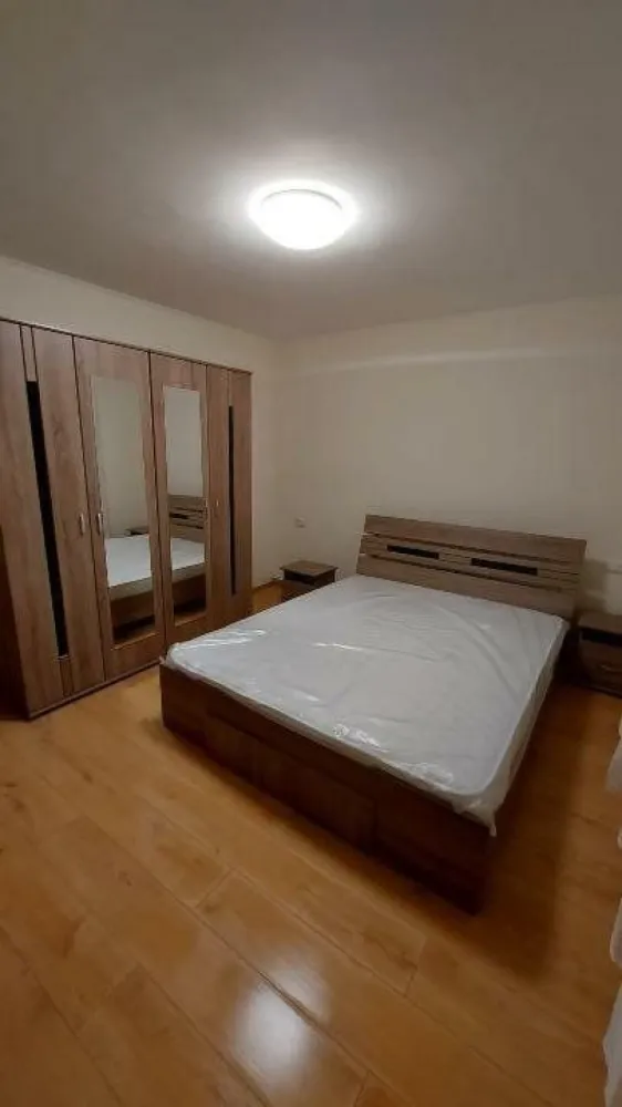 Vând apartament 3 camere la intrarea in Micro 17 Satu Mare - De vânzare: apartament spaţios cu trei camere decomandate la intrarea in Micro 17 ,Satu Mare.
Pret:105000 euro
Această locuinţă modernă de o supratfata de 80 de m2 oferă un living luminos, două dormitoare spaţioase, o bucătărie complet utilată şi o debara cu intrarea din bucatarie. Situat aproape de magazine,scoli,piata, restaurante şi mijloace de transport în comun. Preţ: 105.000 de euro. Programaţi o vizionare acum!
Acest apartament recent renovat este izolat complet şi fininsat. Alegerea ideală pentru cei care caută confort şi stil!
Apartamentul dispune de două băi moderne: una cu cabină de duş şi cealaltă cu o cadă confortabilă. Perfect pentru o baie relaxantă sau un duş rapid!
În plus, apartamentul are o pivniţă spaţioasă sub una dintre camere. Ideală pentru depozitare suplimentară sau pentru amenajarea unui spaţiu de hobby.
Situat la începutul cartierului Micro 17, acest apartament se află la un parter înălţat. O locaţie excelentă, de locuit cat si pentru cabinete medicale sau alte servici.
În plus, apartamentul are încălzire proprie pentru confort şi comoditate. De asemenea, sunt incluse aparate electrocasnice noi, printre care o maşină de spălat, un frigider modern no-frost şi mobilier de bucătărie nou.
Toate camerele sunt mobilate cu mobilier nou, inclusiv dormitorul, livingul şi cea de-a doua cameră care se poate folosi ca si dormitor sau camera de studiu. Fiecare spaţiu a fost gândit pentru a oferi confort şi stil."
In decurs de cateva ore va puteti muta.
Contact:
Âˇ Telefon: (disponibil pe WhatsApp)
Âˇ Email: 
Programaţi o vizionare acum prin WhatsApp sau apel telefonic!