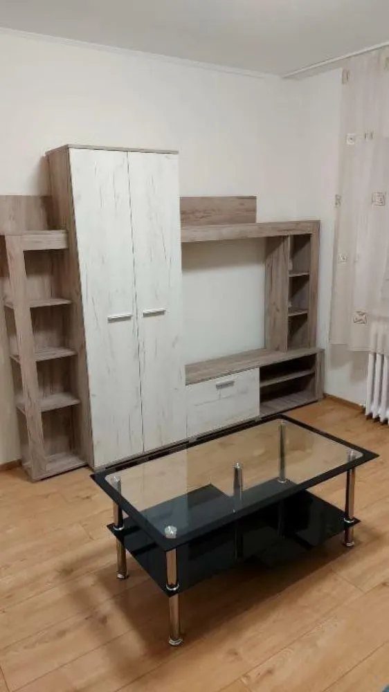 Vând apartament 3 camere la intrarea in Micro 17 Satu Mare - De vânzare: apartament spaţios cu trei camere decomandate la intrarea in Micro 17 ,Satu Mare.
Pret:105000 euro
Această locuinţă modernă de o supratfata de 80 de m2 oferă un living luminos, două dormitoare spaţioase, o bucătărie complet utilată şi o debara cu intrarea din bucatarie. Situat aproape de magazine,scoli,piata, restaurante şi mijloace de transport în comun. Preţ: 105.000 de euro. Programaţi o vizionare acum!
Acest apartament recent renovat este izolat complet şi fininsat. Alegerea ideală pentru cei care caută confort şi stil!
Apartamentul dispune de două băi moderne: una cu cabină de duş şi cealaltă cu o cadă confortabilă. Perfect pentru o baie relaxantă sau un duş rapid!
În plus, apartamentul are o pivniţă spaţioasă sub una dintre camere. Ideală pentru depozitare suplimentară sau pentru amenajarea unui spaţiu de hobby.
Situat la începutul cartierului Micro 17, acest apartament se află la un parter înălţat. O locaţie excelentă, de locuit cat si pentru cabinete medicale sau alte servici.
În plus, apartamentul are încălzire proprie pentru confort şi comoditate. De asemenea, sunt incluse aparate electrocasnice noi, printre care o maşină de spălat, un frigider modern no-frost şi mobilier de bucătărie nou.
Toate camerele sunt mobilate cu mobilier nou, inclusiv dormitorul, livingul şi cea de-a doua cameră care se poate folosi ca si dormitor sau camera de studiu. Fiecare spaţiu a fost gândit pentru a oferi confort şi stil."
In decurs de cateva ore va puteti muta.
Contact:
Âˇ Telefon: (disponibil pe WhatsApp)
Âˇ Email: 
Programaţi o vizionare acum prin WhatsApp sau apel telefonic!