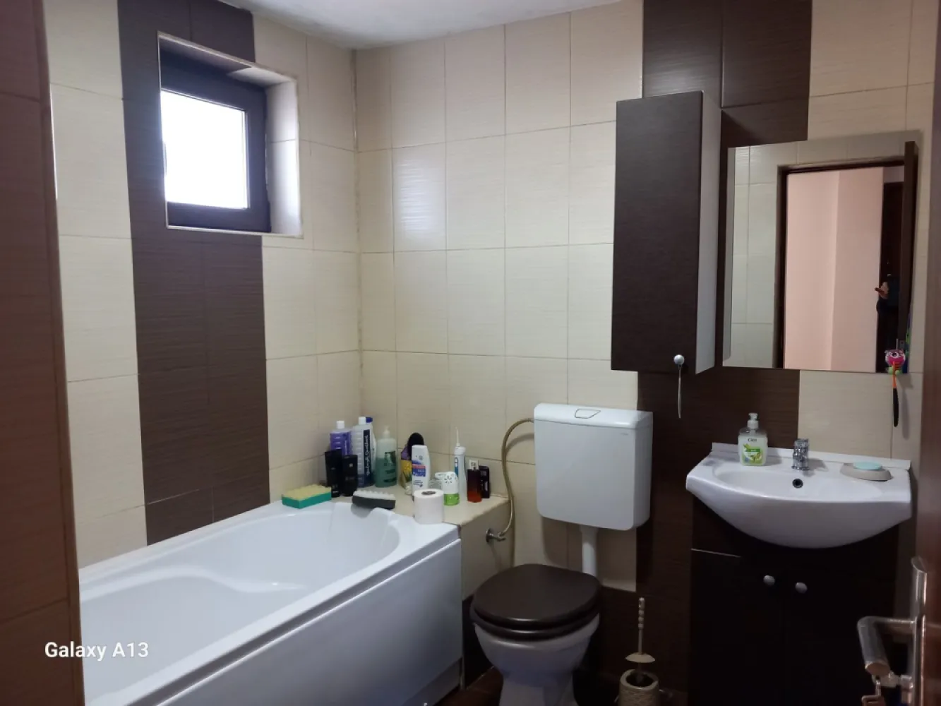 Ag BRASADAS vinde casa individuala 5 cam orasul PANTELIMON. - Agenția BRASADAS vinde casa individuala cu 5 camere, 4 dormitoare, bucatarie inchisa, 2 bai, 2 terase, balcon si 2 locuri de parcare situata în orașul PANTELIMON, construita in 2015. 

Terenul aferent este în suprafață de 262mp. suprafață utilă a casei este de 110mp, cea construita este 123mp, iar amprenta la sol 65mp.

În apropiere la 5 minute pe jos este statie 

Pentru mai multe oferte accesați www.brasadas.com.
