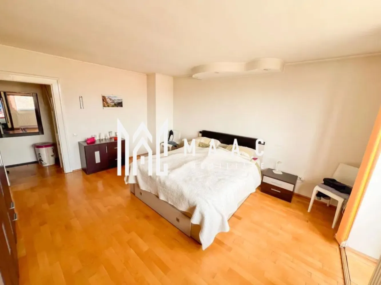 Apartament 3 camere | Etaj 2 | Terasa | 132MP | Trei Stejari - MAAC Imobiliare va prezinta un apartament tip Penthouse cu 3 camere decomandat situat in zona Trei Stejari. Caracteristici generale: Suprafață utilă: 132 mp | Terasă: 23,2 mp | Curte proprie | Acces auto | Pivniță inclusă Apartament tip penthouse, amplasat la ultimul nivel al unei case individuale, cu intrare separată și curte proprie. Clădire construită în anul 1950, păstrează elemente ale arhitecturii clasice: ziduri solide, compartimentări generoase, proporții echilibrate. Acoperișul a beneficiat de lucrări de întreținere și împrospătare în urmă cu 2-3 ani. Suprafață totală a terenului de 249,60 mp, din care 69,37 mp aferenți construcției, restul fiind curte și spațiu exterior utilizabil. Compartimentare interioară (132 mp utili): Living de 38,4 mp, luminos pe tot parcursul zilei datorită orientării sudice, cu două balcoane și vedere panoramică spre Munții Făgăraș. Dormitor principal de 20,3 mp cu balcon propriu Cameră secundară de 15,6 mp, potrivită atât ca dormitor suplimentar, cât și ca birou. Două băi funcționale Terasă largă de 23,2 Dotări și finisaje: Ferestre cu tâmplărie PVC și geam termopan Centrală termică proprie Finisaje clasice, bine întreținute, ce reflectă caracterul autentic al imobilului. Alte beneficii: Acces auto facil și loc de parcare în curtea proprietății. Pivniță inclusă în proprietate Curte comună (dar cu utilizare clar definită) ce oferă intimitate, spațiu verde și potențial pentru grădină. Pentru mai multe detalii precizati telefonic ca ati vazut anuntul cu ID: CP2536613 }}