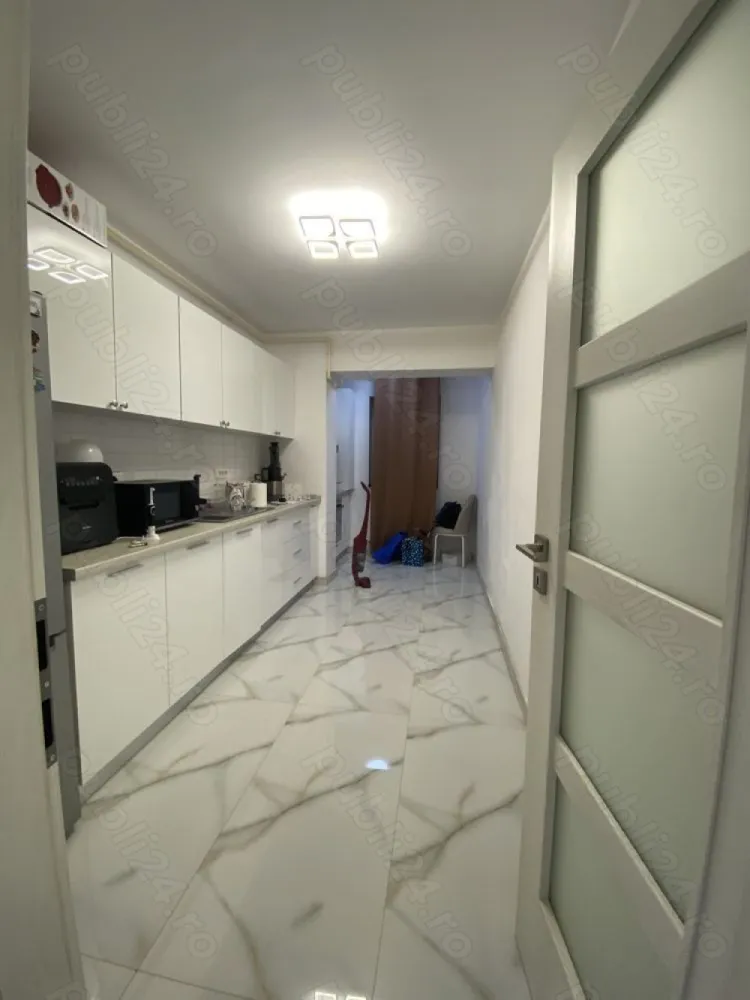 Apartament cu 2 camere in Bragadiru zona Prelungirea Ghencea - Apartament spatios cu 2 camere in Bragadiru zona Prelungirea Ghencea. 
Suprafața utila de 61,8 mp, iar suprafata totala de 68,5 mp. Etajul 1 din 4, blocul este finalizat în 2021, foarte bine izolat fonic, structura blocului este facuta din caramida si beton. 

Se vinde complet mobilat! O parte din mobilier este achizitionat recent. Incalzirea apartamentului este realizata prin calorifere cu ajutorului centralei termice. Apartamentul este racordat la toate utilitățile. 

Vecinătăți: Mega Image, grădinițe, saloane, restaurante, spălătorii, service auto etc. 

Blocul face parte dintr un complex dotat cu bariere și camere de supraveghere care este situat pe strada Cireșar din Bragadiru.

Se acceptă CREDIT IPOTECAR PRIMA CASĂ CASH NEGOCIABIL ȘI MUTAREA IN NOUL TAU APARTAMENT SE POATE REALIZA IMEDIAT. Numere de contact: