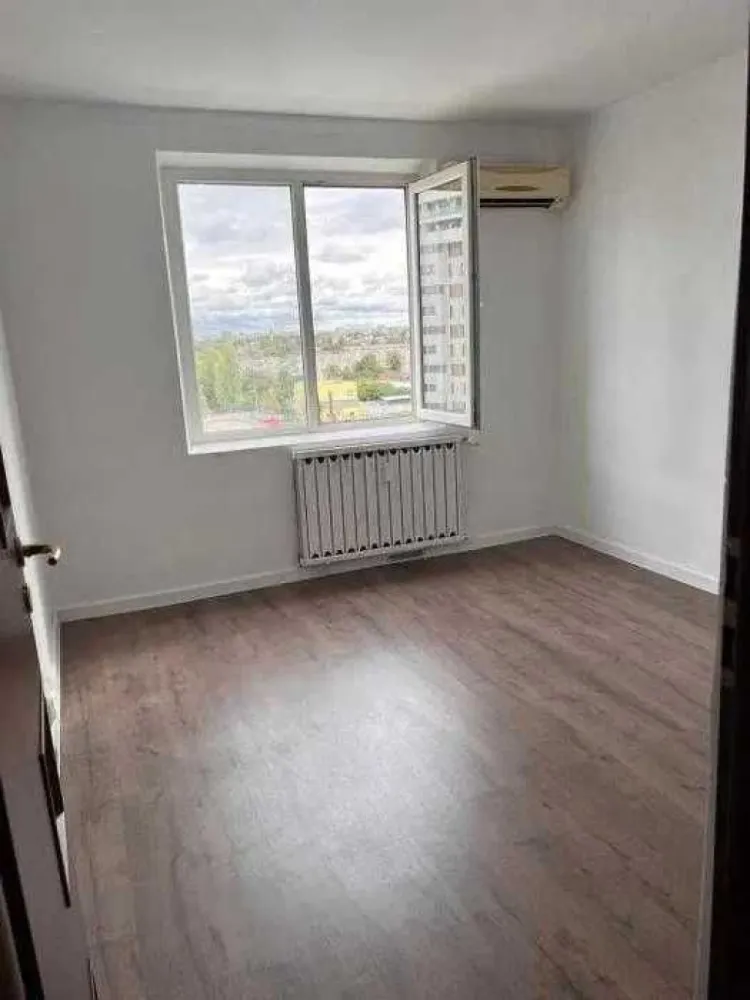 Apartament 3 camere Cora Lujerului, Militari sector 6 Bucuresti - Anunț de vânzare apartament 3 camere în curs de renovare

Descriere:
Vă ofer un apartament spațios cu 3 camere, aflat în curs de renovare, situat la etajul 2 într-un bloc bine întreținut. Apartamentul beneficiază de geamuri termopan și dispune de o suprafață generoasă de aproximativ 70 mp construiți, ideală pentru familii sau cupluri care își doresc spațiu suplimentar.

Compartimentare:
2 dormitoare spațioase
Sufragerie luminoasă și primitoare
Bucătărie generoasă, ușor de amenajat după preferințe
2 băi complet funcționale
1 balcon cu vedere liniștită
Vestibul primitor și debara pentru depozitare suplimentară

Facilități și amplasare

Apartamentul este situat într-o zonă excelent deservită de mijloace de transport:
- Tramvai, Metrou si Autobuze la doi pasi
- În proximitate de Cora Lujerului, Complex Sir si alte puncte de interes

O varietate de instituții de învățământ:
- Grădinițe de stat,
- Școala Gimnazială
- Liceu in zona

Pentru cumpărături și activități de agrement, aveți la dispoziție:
- Cora Lujerului
- SIR
- Lidl

Detalii suplimentare: Apartamentul se vinde cu posibilitatea de a personaliza lucrările de renovare ramase, oferindu-vă ocazia de a crea un cămin după propriul gust.