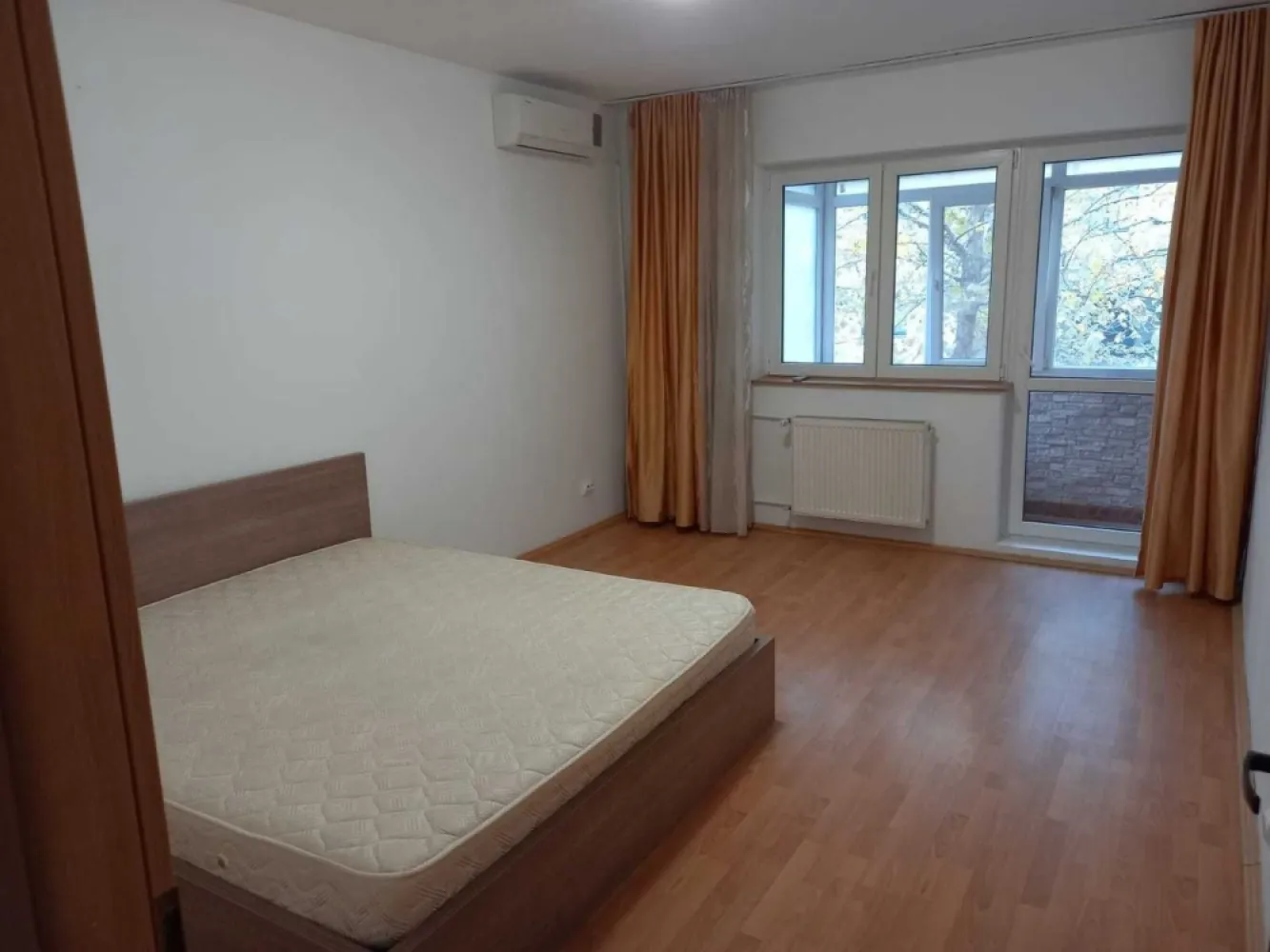 Garsoniera ANL Brâncuși lângă Centrul medical Brâncuși 42mp Etaj1/4 - Proprietar, vând garsonieră situată in cartier ANL Brâncuși, pe Aleea Cumințenia Pământului, în apropierea Centrului Medical Brâncuși și Drumul Valea Largă (proaspăt inaugurat).
Suprafața totala 42mp, Etaj 1/4, Cf.1, Decomandat, bloc din 2010.
Blocul este la 10 min (1200m) de Metrou Valea Ialomiței; stație STB 93 în spatele blocului. Căldura și apa caldă sunt furnizate cu ajutorul unei centrale de scară (căldură suficientă în sezonul rece). Contorizare individuală la curent electric și gaze. Bloc izolat termic. Acces pe bază de cartelă individuală.
Îmbunătățiri: ușă metalică cu încuietori securizate, ferestre termopan la balcon, AC, mobilă de bucătărie, hol (dulap haine) și pat în stare foarte bună.
Garsoniera a fost de curând zugrăvită și nu a fost niciodată închiriată