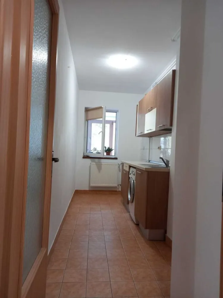 Garsoniera ANL Brâncuși lângă Centrul medical Brâncuși 42mp Etaj1/4 - Proprietar, vând garsonieră situată in cartier ANL Brâncuși, pe Aleea Cumințenia Pământului, în apropierea Centrului Medical Brâncuși și Drumul Valea Largă (proaspăt inaugurat).
Suprafața totala 42mp, Etaj 1/4, Cf.1, Decomandat, bloc din 2010.
Blocul este la 10 min (1200m) de Metrou Valea Ialomiței; stație STB 93 în spatele blocului. Căldura și apa caldă sunt furnizate cu ajutorul unei centrale de scară (căldură suficientă în sezonul rece). Contorizare individuală la curent electric și gaze. Bloc izolat termic. Acces pe bază de cartelă individuală.
Îmbunătățiri: ușă metalică cu încuietori securizate, ferestre termopan la balcon, AC, mobilă de bucătărie, hol (dulap haine) și pat în stare foarte bună.
Garsoniera a fost de curând zugrăvită și nu a fost niciodată închiriată