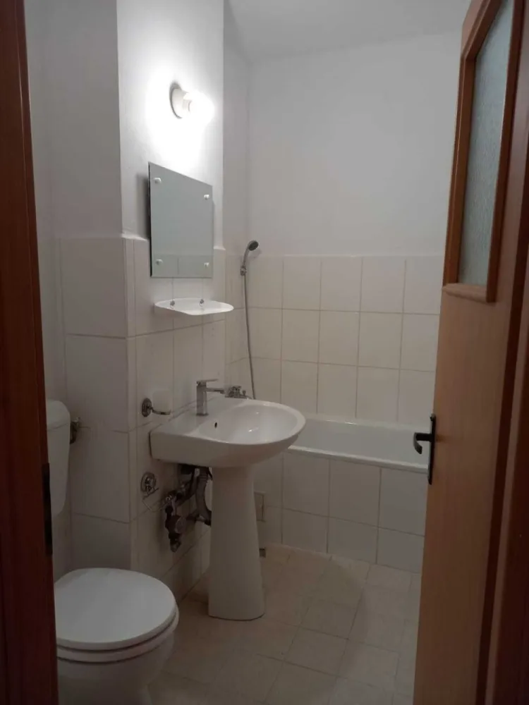 Garsoniera ANL Brâncuși lângă Centrul medical Brâncuși 42mp Etaj1/4 - Proprietar, vând garsonieră situată in cartier ANL Brâncuși, pe Aleea Cumințenia Pământului, în apropierea Centrului Medical Brâncuși și Drumul Valea Largă (proaspăt inaugurat).
Suprafața totala 42mp, Etaj 1/4, Cf.1, Decomandat, bloc din 2010.
Blocul este la 10 min (1200m) de Metrou Valea Ialomiței; stație STB 93 în spatele blocului. Căldura și apa caldă sunt furnizate cu ajutorul unei centrale de scară (căldură suficientă în sezonul rece). Contorizare individuală la curent electric și gaze. Bloc izolat termic. Acces pe bază de cartelă individuală.
Îmbunătățiri: ușă metalică cu încuietori securizate, ferestre termopan la balcon, AC, mobilă de bucătărie, hol (dulap haine) și pat în stare foarte bună.
Garsoniera a fost de curând zugrăvită și nu a fost niciodată închiriată