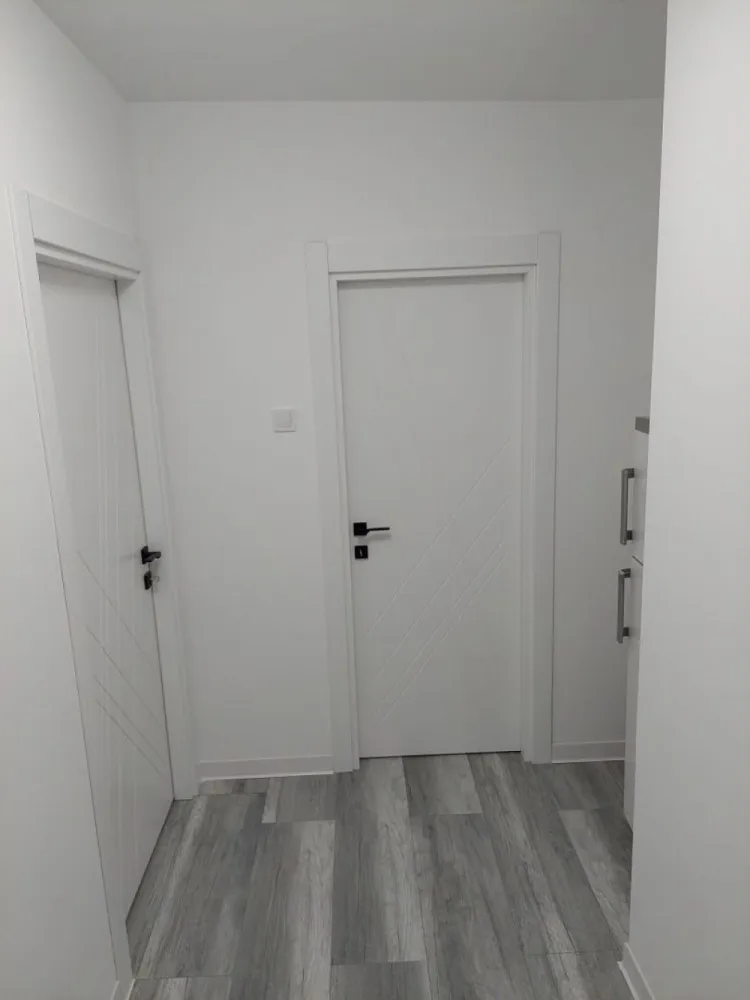 3 camere, etaj 3/4, parc IOR, metrou Nicolae Grigorescu / Titan - Proprietar, vand apartament de 3 camere, semidecomandat, în bloc de 4 etaje, amplasat în imediata apropiere de parcul IOR. 
Blocul este reabilitat termic, curat, bine administrat.
Apartamentul este renovat integral, inclusiv cu retea electrica și sanitara noua și materiale de calitate.
Beneficiază de 2 grupuri sanitare și de spațiu adițional gen uscatorie/boxa.

În jurul locației, foarte aproape avem:
Metrou Nicolae Grigorescu, 
cresa Pestisorul de Aur, 
școală 195 Hamburg, 
liceul Dante Aligheri, 
strandul Cara, 
Policlinica Titan, 
piața Sălăjean.

Rog fără intermediari!