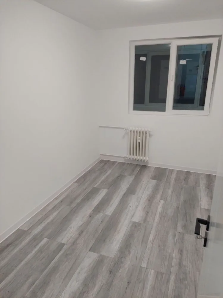 3 camere, etaj 3/4, parc IOR, metrou Nicolae Grigorescu / Titan - Proprietar, vand apartament de 3 camere, semidecomandat, în bloc de 4 etaje, amplasat în imediata apropiere de parcul IOR. 
Blocul este reabilitat termic, curat, bine administrat.
Apartamentul este renovat integral, inclusiv cu retea electrica și sanitara noua și materiale de calitate.
Beneficiază de 2 grupuri sanitare și de spațiu adițional gen uscatorie/boxa.

În jurul locației, foarte aproape avem:
Metrou Nicolae Grigorescu, 
cresa Pestisorul de Aur, 
școală 195 Hamburg, 
liceul Dante Aligheri, 
strandul Cara, 
Policlinica Titan, 
piața Sălăjean.

Rog fără intermediari!