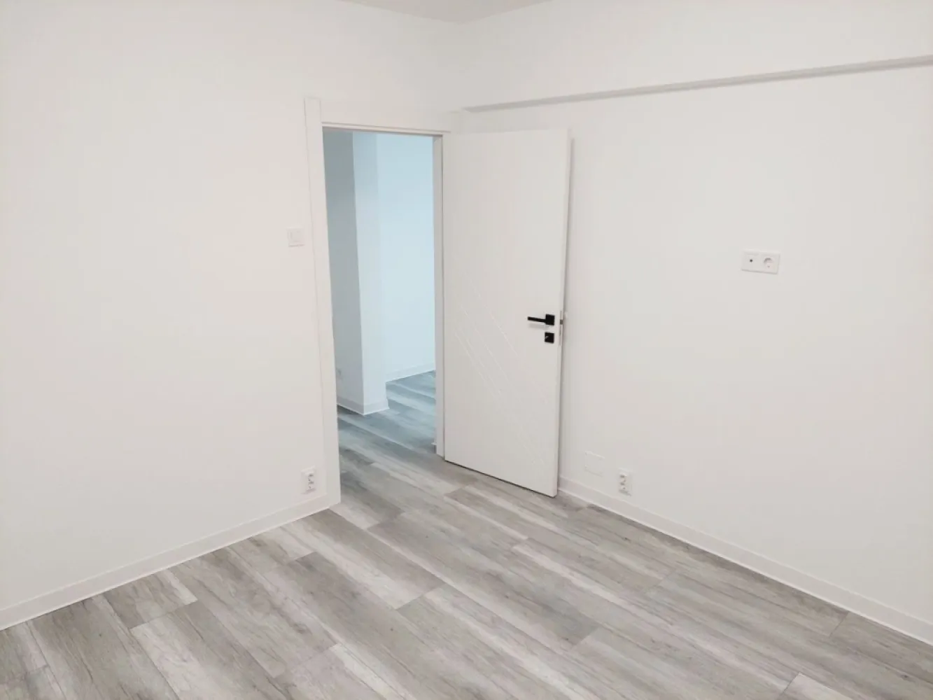 3 camere, etaj 3/4, parc IOR, metrou Nicolae Grigorescu / Titan - Proprietar, vand apartament de 3 camere, semidecomandat, în bloc de 4 etaje, amplasat în imediata apropiere de parcul IOR. 
Blocul este reabilitat termic, curat, bine administrat.
Apartamentul este renovat integral, inclusiv cu retea electrica și sanitara noua și materiale de calitate.
Beneficiază de 2 grupuri sanitare și de spațiu adițional gen uscatorie/boxa.

În jurul locației, foarte aproape avem:
Metrou Nicolae Grigorescu, 
cresa Pestisorul de Aur, 
școală 195 Hamburg, 
liceul Dante Aligheri, 
strandul Cara, 
Policlinica Titan, 
piața Sălăjean.

Rog fără intermediari!