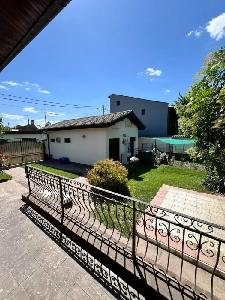 Casa deosebita P+M si teren aferent 800mp - Oltenita - Direct proprietar!

Casa este situata in orasul Oltenita, la doar 45 de minute distanta de Bucuresti. 

A fost construita în anul 2009 din cărămidă cu structura de rezistenta mare(constructie pe cadre) acoperita cu țiglă de calitate Premium. 

Garaj de 40mp cu beci la subsol de aceeași suprafață și grup sanitar propriu, este independent de casa și este construit din aceleași materiale ca și casa.

Curtea este delimitata de un gard din zid și fier forjat deosebit prin realizare și calitate.

Întreaga suprafață a casei de 260mp este împărțită pe zona de parter, mansarda si terase acoperite și delimitate cu fier forjat frumos executate.

Parterul este compus din hol, living, dinning, bucatarie, camera tehnica, baie, 1 dormitor matrimonial cu baie si terasa proprie si o camera de oaspeti.

La mansarda se afla un living, 2 dormitoare si o baie. 

Pardoseala întregului imobil este din parchet din lemn masiv cu excepția celor 3 băi unde exista marmura / gresie / faianță .

Legătură dintre parter și etaj se face printr-o scara în semispirala iluminata natural printr un vitraliu și electric. 

Sistem de climatizare separat parter și mansarda. Încălzirea imobilului are 3 variante: gaz/ lemn (prin intermediul unei centrale pe lemn - șemineu aflat in living,care poate încălzi toată casa) electric ( sistem trifazic).

Detaliile de interior realizate cu specialiști din domeniu fac din imobil o casa primitoare, caldă și confortabilă.

Curtea amenajata cu o mica grădiniță bio, flori , gazon și pomi fructiferi productivi.

Terasele, toate 3, sunt acoperite și permit momente de relaxare și servirea mesei pentru familie.