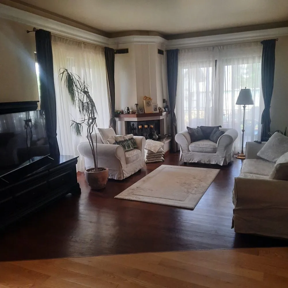 Casa deosebita P+M si teren aferent 800mp - Oltenita - Direct proprietar!

Casa este situata in orasul Oltenita, la doar 45 de minute distanta de Bucuresti. 

A fost construita în anul 2009 din cărămidă cu structura de rezistenta mare(constructie pe cadre) acoperita cu țiglă de calitate Premium. 

Garaj de 40mp cu beci la subsol de aceeași suprafață și grup sanitar propriu, este independent de casa și este construit din aceleași materiale ca și casa.

Curtea este delimitata de un gard din zid și fier forjat deosebit prin realizare și calitate.

Întreaga suprafață a casei de 260mp este împărțită pe zona de parter, mansarda si terase acoperite și delimitate cu fier forjat frumos executate.

Parterul este compus din hol, living, dinning, bucatarie, camera tehnica, baie, 1 dormitor matrimonial cu baie si terasa proprie si o camera de oaspeti.

La mansarda se afla un living, 2 dormitoare si o baie. 

Pardoseala întregului imobil este din parchet din lemn masiv cu excepția celor 3 băi unde exista marmura / gresie / faianță .

Legătură dintre parter și etaj se face printr-o scara în semispirala iluminata natural printr un vitraliu și electric. 

Sistem de climatizare separat parter și mansarda. Încălzirea imobilului are 3 variante: gaz/ lemn (prin intermediul unei centrale pe lemn - șemineu aflat in living,care poate încălzi toată casa) electric ( sistem trifazic).

Detaliile de interior realizate cu specialiști din domeniu fac din imobil o casa primitoare, caldă și confortabilă.

Curtea amenajata cu o mica grădiniță bio, flori , gazon și pomi fructiferi productivi.

Terasele, toate 3, sunt acoperite și permit momente de relaxare și servirea mesei pentru familie.