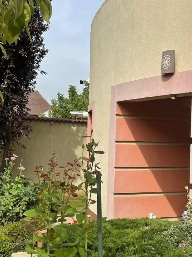 Aviatiei,vila individuala, direct proprietar - Vila 7 camere,finalizata 2010,acte la zi(cadastru si intabulare),garaj pozitionat pe parter cu intrare direct in casa si cu acces porti duble automate,3 camere parter,3 camere etaj,6 bai(2 de serviciu),alarma cu interventie si montorizare 24/7 BGS achitata inclusiv 2024(4 camere video sistem nou instalat),curte cu sistem automat de irigatii cu spatiu parcare pentru 4 masini in curte si 2 in fata casei,centrala Buderus 45 kw ,incalzire calorifere,locatie situata la 2 min de mers pe jos de scoala particulara Verita,5 min de Lidl si Mega Image pod Baneasa,5 min de parc local si 15 min pana la statia de metrou Aurel Vlaicu si parcul Herastrau.
Se vinde mobilata partial sau total cu conditia ca actualul proprietar sa ramana in casa dupa perfectarea actelor si incasarea totala a sumei de vanzare o perioada de minim 3 luni pana la relocare.
Casa poate fi vazuta doar de persoane serioase cu potential financiar real.Nu colaboram cu agentii.Pretul este usor negociabil.