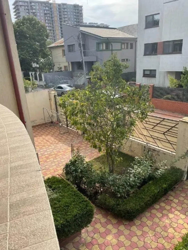 Aviatiei,vila individuala, direct proprietar - Vila 7 camere,finalizata 2010,acte la zi(cadastru si intabulare),garaj pozitionat pe parter cu intrare direct in casa si cu acces porti duble automate,3 camere parter,3 camere etaj,6 bai(2 de serviciu),alarma cu interventie si montorizare 24/7 BGS achitata inclusiv 2024(4 camere video sistem nou instalat),curte cu sistem automat de irigatii cu spatiu parcare pentru 4 masini in curte si 2 in fata casei,centrala Buderus 45 kw ,incalzire calorifere,locatie situata la 2 min de mers pe jos de scoala particulara Verita,5 min de Lidl si Mega Image pod Baneasa,5 min de parc local si 15 min pana la statia de metrou Aurel Vlaicu si parcul Herastrau.
Se vinde mobilata partial sau total cu conditia ca actualul proprietar sa ramana in casa dupa perfectarea actelor si incasarea totala a sumei de vanzare o perioada de minim 3 luni pana la relocare.
Casa poate fi vazuta doar de persoane serioase cu potential financiar real.Nu colaboram cu agentii.Pretul este usor negociabil.
