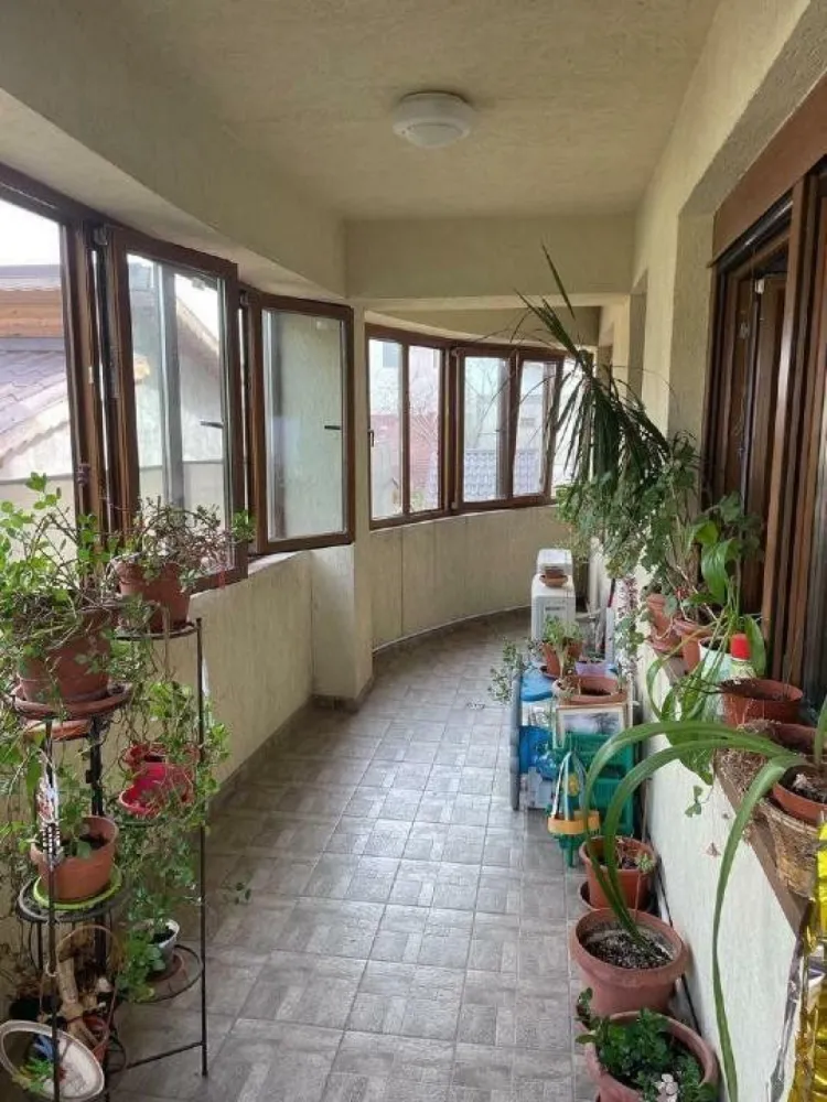 Aviatiei,vila individuala, direct proprietar - Vila 7 camere,finalizata 2010,acte la zi(cadastru si intabulare),garaj pozitionat pe parter cu intrare direct in casa si cu acces porti duble automate,3 camere parter,3 camere etaj,6 bai(2 de serviciu),alarma cu interventie si montorizare 24/7 BGS achitata inclusiv 2024(4 camere video sistem nou instalat),curte cu sistem automat de irigatii cu spatiu parcare pentru 4 masini in curte si 2 in fata casei,centrala Buderus 45 kw ,incalzire calorifere,locatie situata la 2 min de mers pe jos de scoala particulara Verita,5 min de Lidl si Mega Image pod Baneasa,5 min de parc local si 15 min pana la statia de metrou Aurel Vlaicu si parcul Herastrau.
Se vinde mobilata partial sau total cu conditia ca actualul proprietar sa ramana in casa dupa perfectarea actelor si incasarea totala a sumei de vanzare o perioada de minim 3 luni pana la relocare.
Casa poate fi vazuta doar de persoane serioase cu potential financiar real.Nu colaboram cu agentii.Pretul este usor negociabil.