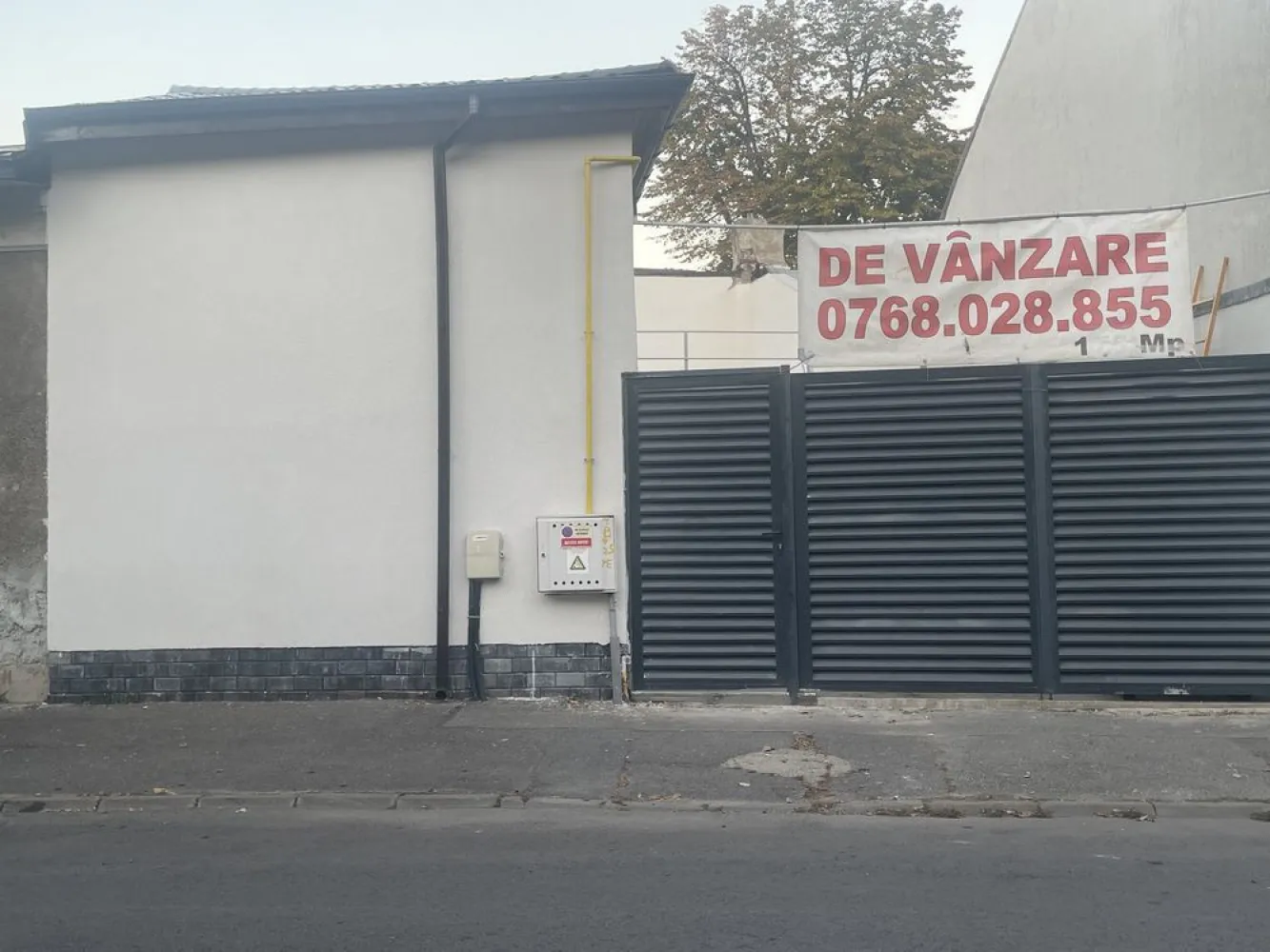 Casa Domenii -Turda-Ion Mihalache - Proprietar vand casa situata in cartierul Domenii, 3 camere 2 bai 1 bucatarie , beci si terasa , curte !! Renovata in totalitate !! Este situata pe strada cu biserica scoala si gradinita !! La 50 metri e centrul de sanatate Caraiman !!