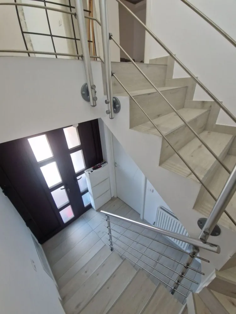 Casa Manolache IF 3 min Ikea Pallady si Metrou Hills - Casa in Manolache, Ilfov la 3 min de Ikea Pallady si Metrou Hills

Dispusa: Duplex P+1+Pod
Parter - Living, Bucatarie, Dormitor, Baie, Debara
Etaj 1 - Bucatarie open space cu Living, 2 Dormitoare, Baie, Dressing
Pod - circulabil, finisat in jur de 40 mp spatiu depozitare
Casa a fost sistematizata pentru 2 familii, cate un apartament pe fiecare etaj, in schimb poate locui si o singura familie la fel de bine. 
Se poate viziona.

CONSTRUITA IN ANUL 2017 CU MATERIALE DE CALITATE printre care:
Tabla lindab
Vata bazaltica 10 cm si decorativa silicatica (este dubla la pret) respira peretele si nu mentine umiditate
Caramida porotherm
Centrala termica Viessmann cu boiler incorporat randament mult mai bun
Geamuri tripan Salamander maro cu pervaze de aluminiu
Aer conditionat Gree
Finisaje de foarte buna calitate, etc.

Utilitati racordate: apa, canalizare, curent, gaze, internet.

O zona foarte linistita aproape de metrou si toate centrele comerciale din Pallady.