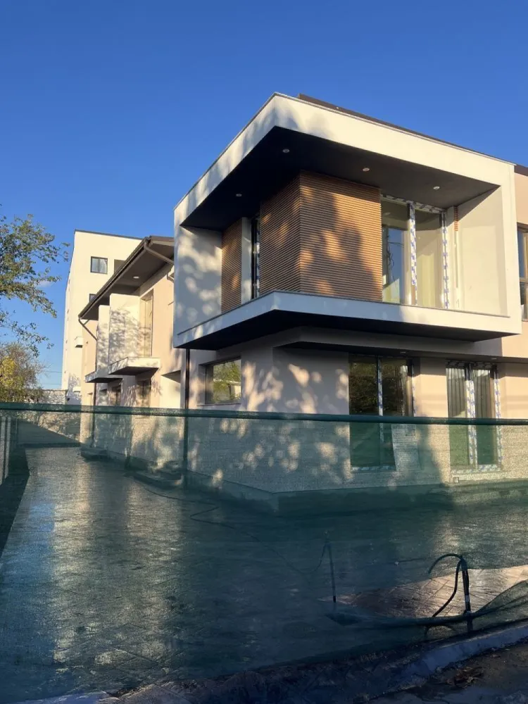 Duplex compus din 5 camere zona Bucuresti noi proprietar - Duplex P+1 153 MP UTIL+ curte 125 mp compus din 3 dormitoare 1 Living 3 băii bucatarie terasă cu posibilitatea de 5 camere 
Zonă liniștită regim de înălțime zonal P+1 construcție nouă 2024 izolație termică centrală proprie încălzire în pardoseală tâmplărie de calitate totul făcut construit după ultimele generații de materiale accept schimb cu apartament în București sector 1