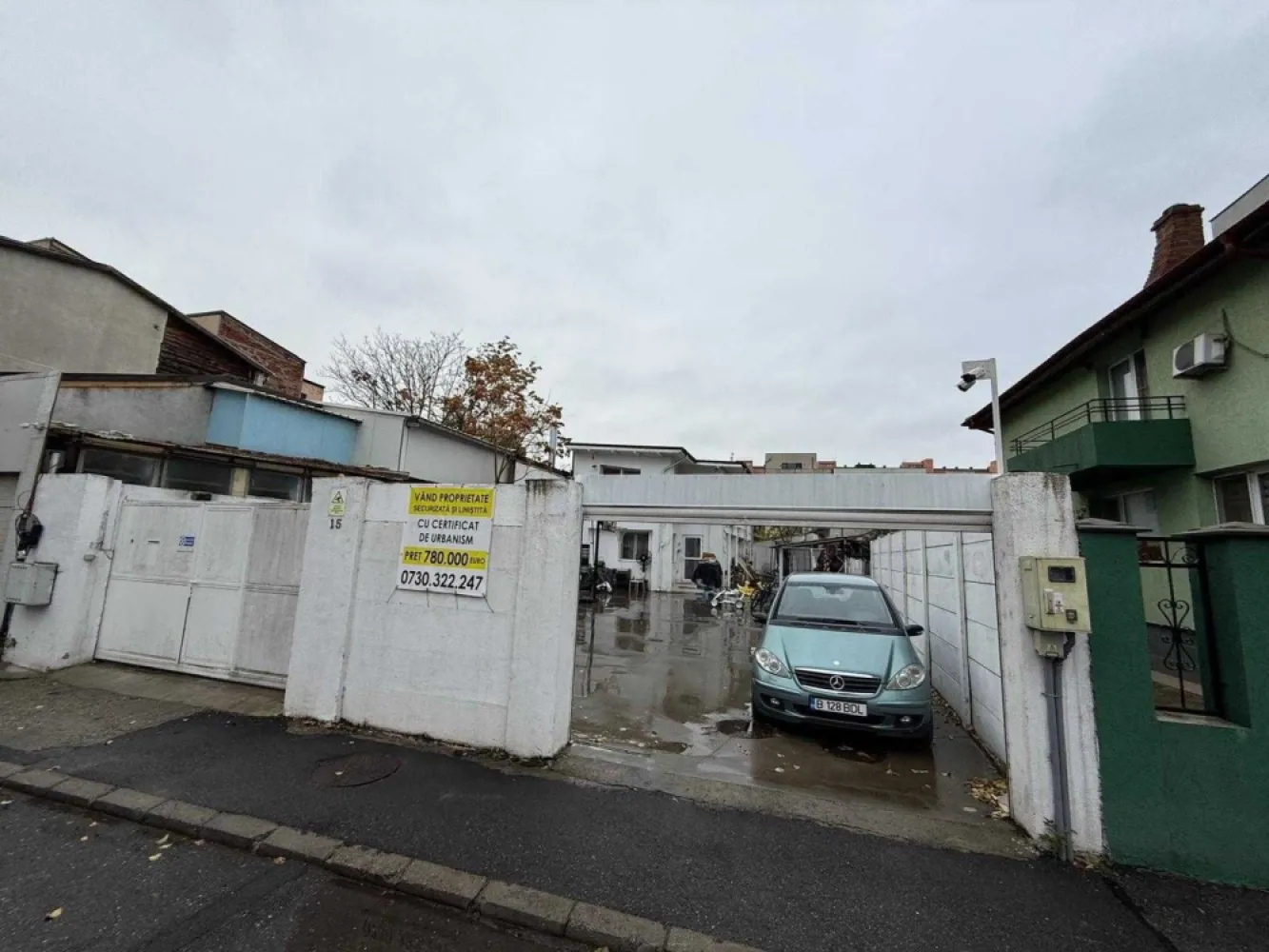 Casa de vanzare , Bucuresti , Stefan cel Mare + teren 400m2 - De vanzare casa de familie in zona Stefan cel Mare din Bucuresti , sector 2.

- Teren complet 400m2 cu C.U in P + 4 + R , doua intrari , curte foarte mare cu spatiu de intors masina.

- 3 scurgeri de apa rezistente la ploi torentiale si furtuni.

- buncar , curent 380v. 

Totul pe grila la notar.

1m2 de teren = 1600 euro

Pret: 780.000 euro

contact: Sandu Brindusa