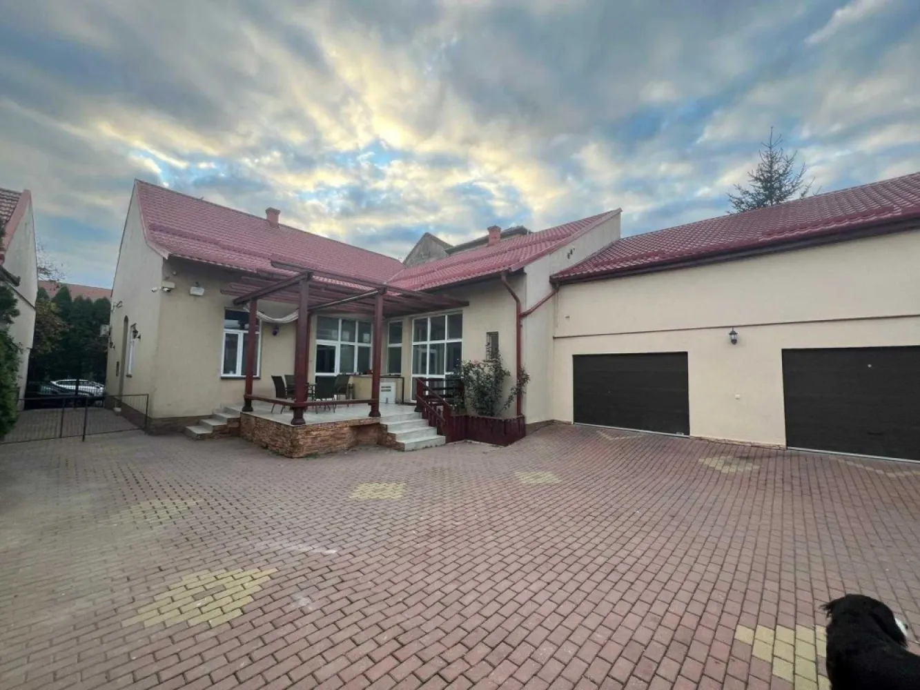 BRASADAS vinde casa zona ultracentrala 308mp cu teren 964mp. - Agentia imobiliara BRASADAS vinde casa in suprafata de 308,8 mp, cu teren aferent in suprafata de 964 mp, situata in zona ulcentrala. 
Are garaj pentru 2 masini si o anexa si este situata pe o strada centrala si linistita. 
Este formata din 8 camere, 3 bai, bucatarie, holuri si beci. 
In momentul actual este folosita ca spatiu de birouri.
www.brasadas.com.