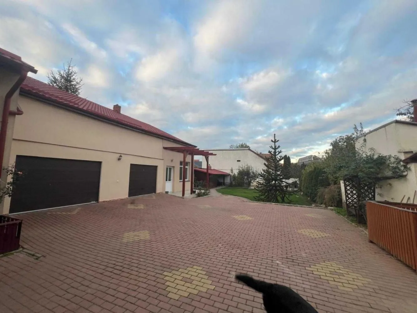 BRASADAS vinde casa zona ultracentrala 308mp cu teren 964mp. - Agentia imobiliara BRASADAS vinde casa in suprafata de 308,8 mp, cu teren aferent in suprafata de 964 mp, situata in zona ulcentrala. 
Are garaj pentru 2 masini si o anexa si este situata pe o strada centrala si linistita. 
Este formata din 8 camere, 3 bai, bucatarie, holuri si beci. 
In momentul actual este folosita ca spatiu de birouri.
www.brasadas.com.