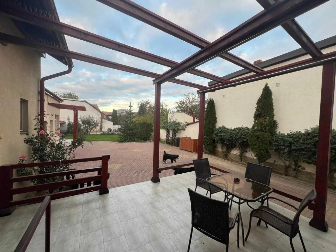 BRASADAS vinde casa zona ultracentrala 308mp cu teren 964mp. - Agentia imobiliara BRASADAS vinde casa in suprafata de 308,8 mp, cu teren aferent in suprafata de 964 mp, situata in zona ulcentrala. 
Are garaj pentru 2 masini si o anexa si este situata pe o strada centrala si linistita. 
Este formata din 8 camere, 3 bai, bucatarie, holuri si beci. 
In momentul actual este folosita ca spatiu de birouri.
www.brasadas.com.