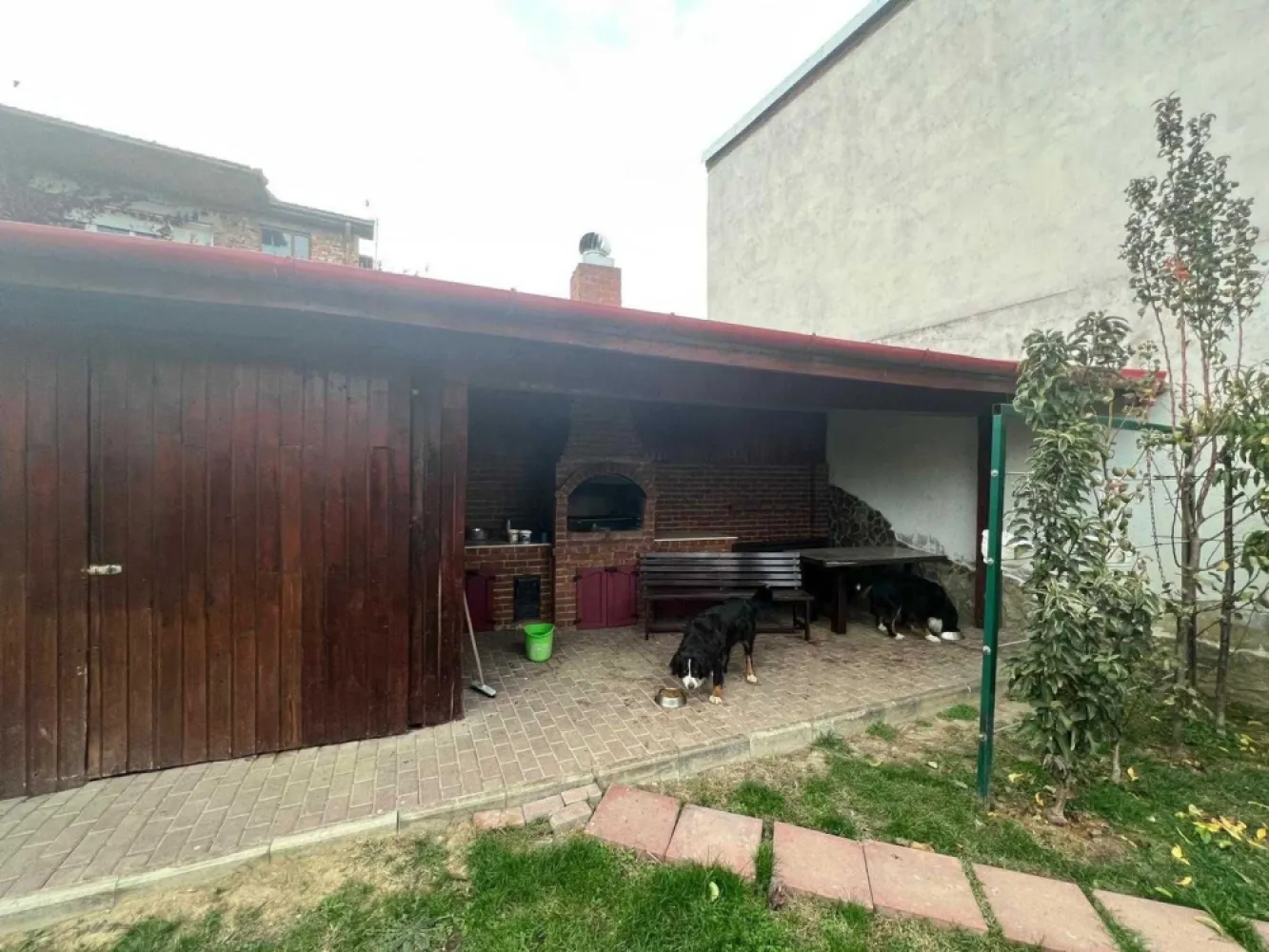 BRASADAS vinde casa zona ultracentrala 308mp cu teren 964mp. - Agentia imobiliara BRASADAS vinde casa in suprafata de 308,8 mp, cu teren aferent in suprafata de 964 mp, situata in zona ulcentrala. 
Are garaj pentru 2 masini si o anexa si este situata pe o strada centrala si linistita. 
Este formata din 8 camere, 3 bai, bucatarie, holuri si beci. 
In momentul actual este folosita ca spatiu de birouri.
www.brasadas.com.