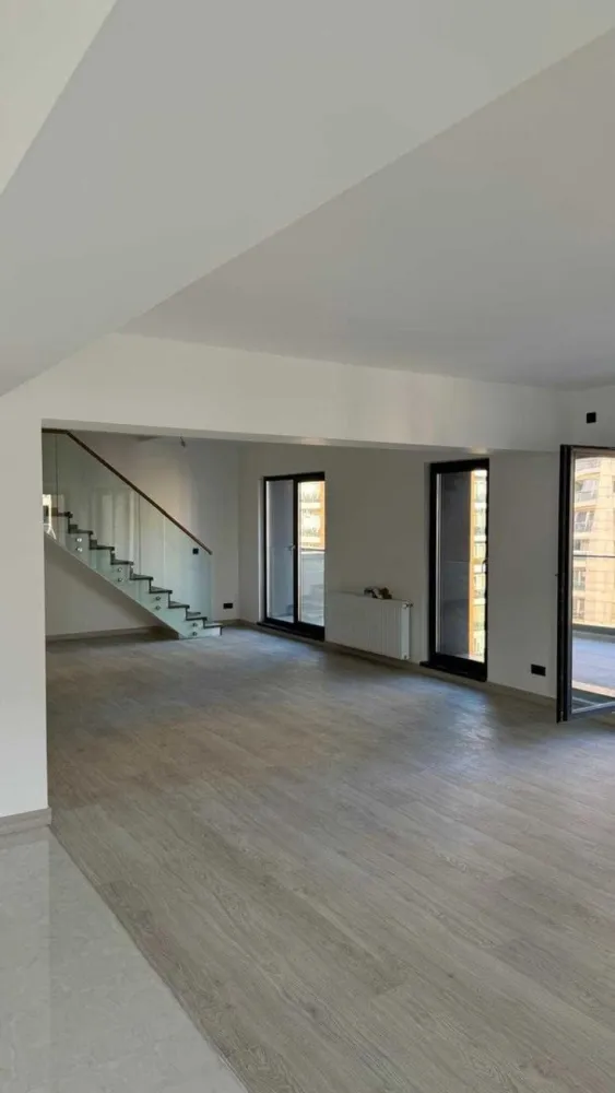 Duplex 4 camere, 182,10 mp, rezidential Select Dudesti - Direct de la propietar, duplex nou 2024, complet utilat (centrala, obiecte sanitare baie, apa, curent, gaze), cu un aspect impecabil, luminos, intr-o zona centrala linistita.
Apartamentul duplex are 4 camere, decomandat, aproape de statia de metrou Dristor. Locuinta se afla la etaj 11-12/12 intr-un bloc din complexul Select Residences, aflat pe calea Dudesti nr. 186, sector 3.
Locuinta se poate ocupa imediat si nu include loc parcare. ( se pot achizitiona de la dezvoltator ) . Se poate vande si spre sociatate cu factura negociabil. Pretul afisat include TVA si este valabil pentru persoane fizice, pentru persoane juridice se modifica cu taxare inversa.