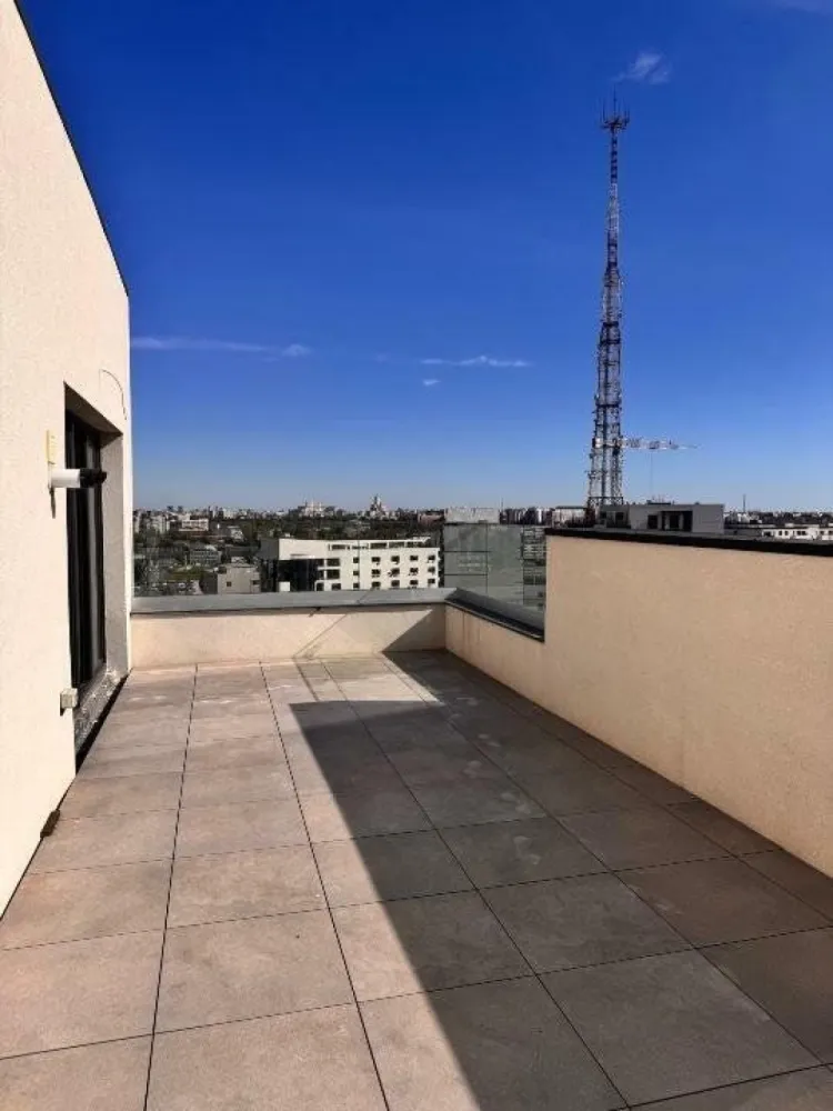 Virtutii Mc Donalds ,Lacul Morii,Grozavesti - bloc finalizat ,apartament tip duplex situat la etajul 10 si 11 ,compus din 3 dormitoare ,3 bai,living ,bucatarie,terasa 45 mp.Apartamentul este dotat cu incalzire in pardoseala,centrala proprie,pregatire pentru panouri solare,gresie ,faianta si parchet calitate premium PRETUL ESTE 274600 euro +TVA