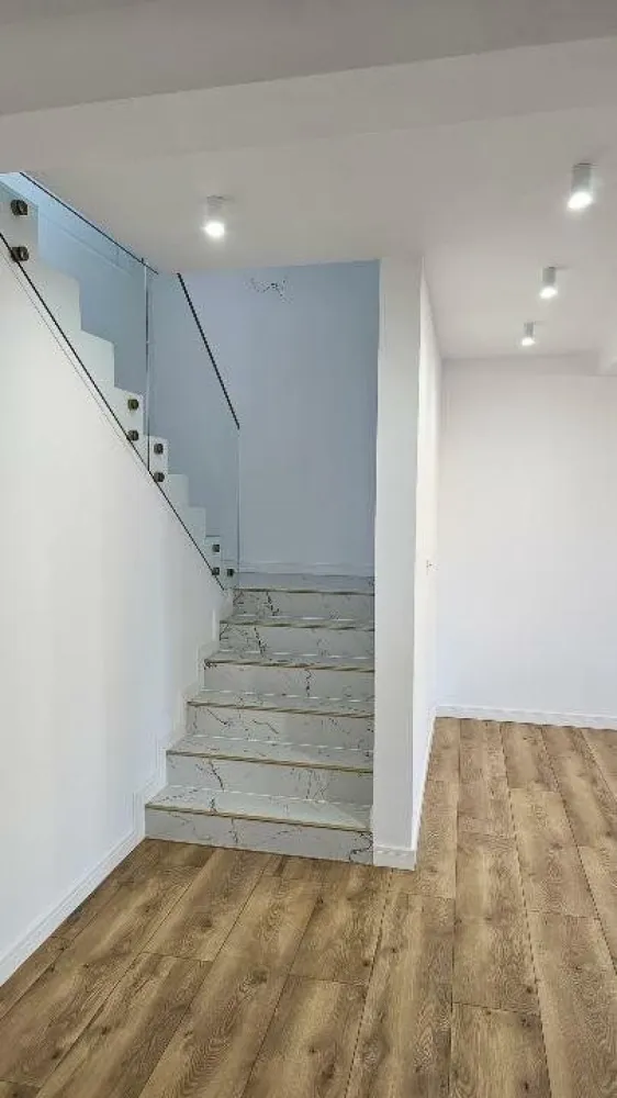 Vila moderna - Vila moderna pozitie excelenta vedere lac ,finisaje premium ,.Imobilul este dispus pe trei nivele astfel : la parter living ,bucatarie ,wc serviciu .etajul 1 este compus din doua dormitoare ,2 bai ,3 balcoane si letajul 2 dispune de un spatiu denumit zona de hobi ,doua terase cu vedere excelenta catre lacul si respectiv insula ingerilor .Mentionez ca lucrarile de amenajare a promenadei lacului sunt gata sa inceapa