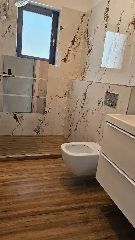 Vila moderna - Vila moderna pozitie excelenta vedere lac ,finisaje premium ,.Imobilul este dispus pe trei nivele astfel : la parter living ,bucatarie ,wc serviciu .etajul 1 este compus din doua dormitoare ,2 bai ,3 balcoane si letajul 2 dispune de un spatiu denumit zona de hobi ,doua terase cu vedere excelenta catre lacul si respectiv insula ingerilor .Mentionez ca lucrarile de amenajare a promenadei lacului sunt gata sa inceapa