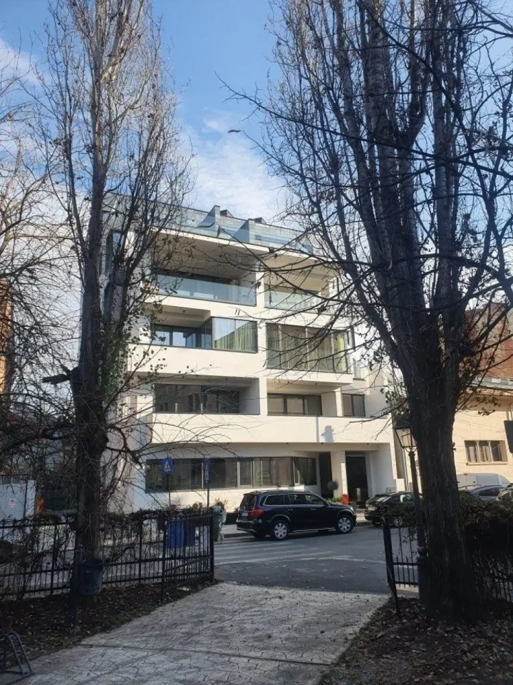 Apartament zona ultracentrala LUX***** - Acest apartament modern, situat într-un imobil nou proiectat de arhitectul de renume Dorin Ştefan, este amplasat într-una dintre cele mai prestigioase zone rezidenţiale ale Bucureştiului. Spaţiile vitrate cu rame din aluminiu şi geamuri tripan oferă o atmosferă luminoasă şi o izolare termică superioară.

Apartamentul dispune de un living spaţios cu bucătărie open-space, complet mobilat, trei dormitoare, dintre care două au dressinguri generoase, iar dormitorul matrimonial oferă o capacitate amplă de depozitare. Cele două băi sunt placate cu travertin, iar finisajele sunt de calitate superioară.

Vederea este splendidă, cu terase ce înconjoară apartamentul şi oferă panorame atât către Parcul Cazzavillan, cât şi spre partea din spate a imobilului. Terasele sunt uriase,perfecte pentru relaxare, permiţând montarea unui colţar şi a unei mese de 8 locuri, perfecte pentru zilele însorite.

Apartamentul include două locuri de parcare subterane şi o boxă de depozitare. Echipamentele de top â€“ centrală termică Daikin, aer condiţionat încorporat Daikin, reglaj individual al temperaturii în fiecare cameră şi încălzire în pardoseală â€“ asigură confortul întregului spaţiu. Dormitorul matrimonial şi livingul sunt dotate cu televizoare.