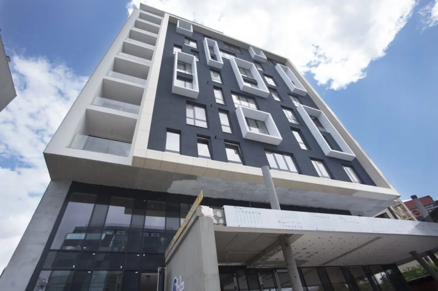 Apartament 4 camere -Unirii-Mircea Vodă - 4 camere, etaj 1, finisaje premium, poate fi folosit ca birou, clădire mixta comercial-rezidential, paza permanentă, 2 lifturi, TVA 0.