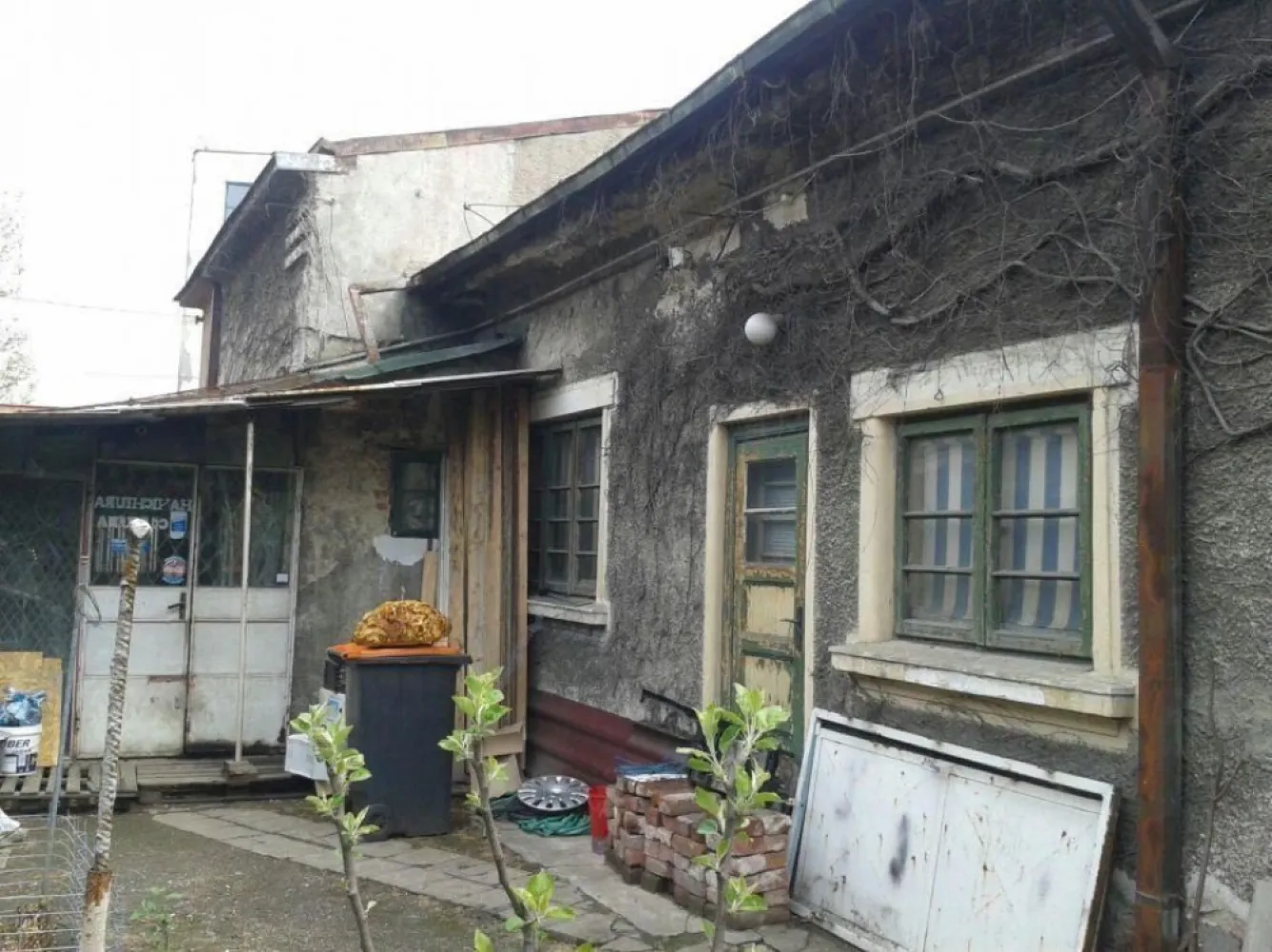 Vand casa cu teren sos.Viilor,parc Carol,Filaret - Vand casa cu teren și spațiu comercial stradal pe sos.Viilor, construcție cărămidă cu placa beton, 90mp,stil vagon, deschidere 10,6ml.toate utilitățile, teren 325mp.parc Carol la 3min. necesita renovare