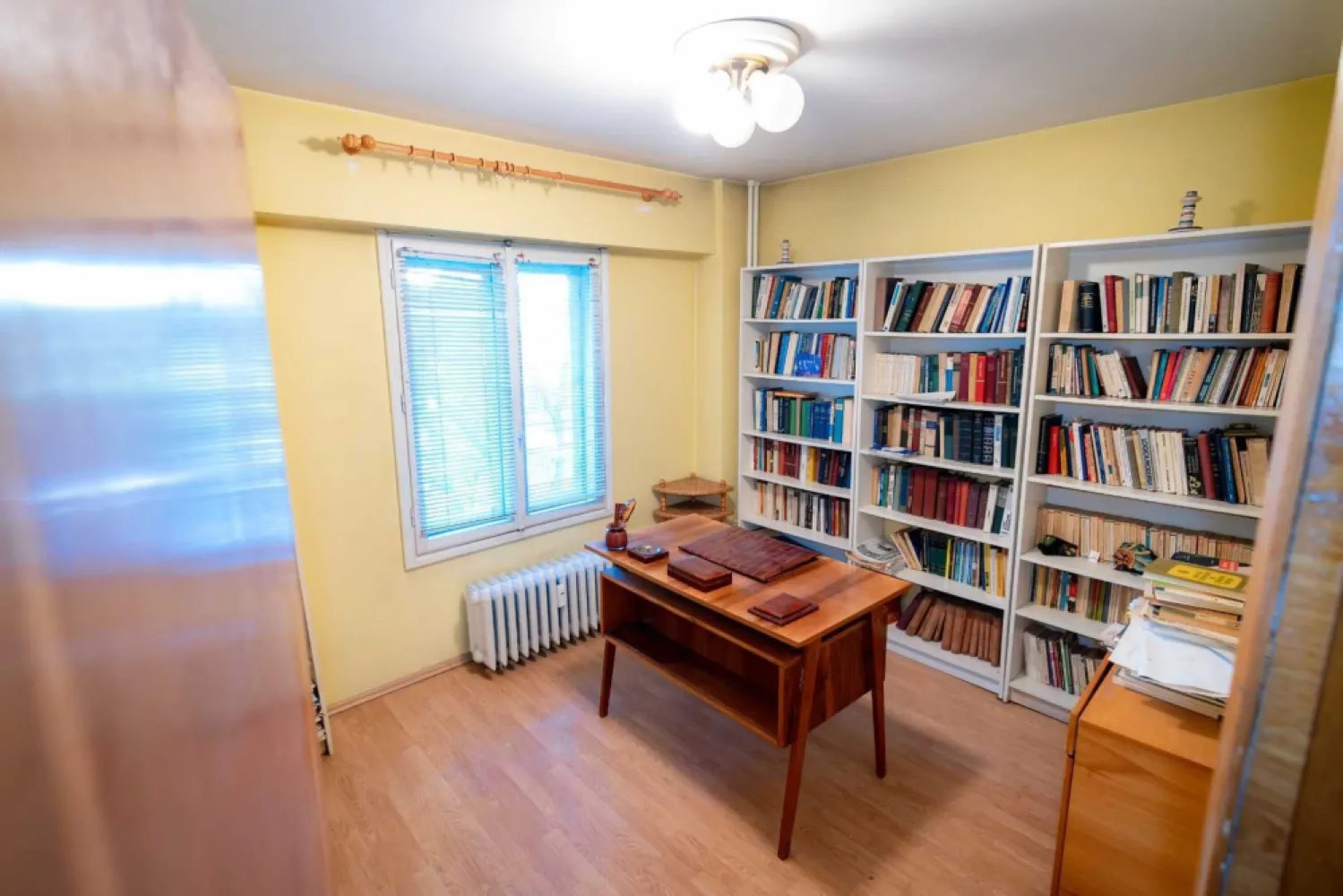Vand apartament Piata Muncii, Calea Calarasilor, Decebal - Proprietar, vand apartament de 3 camere situat la etajul 3/8. Apartamentul se afla pe Calea calarasilor 244 iar intrarea in bloc se face din Strada Arenei, intre Calea Calarasilor si bulevadrul Decebal. 
Este situat in apropierea statiei de metrou Piata Muncii si are acces facil la mijloacele de transport in comun si punctele de interes ale zonei.
Anul construirii : 1990
Suprafata utila : 72 mp
Logie : 5 mp
Suprafata totala : 77mp
Apartamentul este golit de tot ce inseamna mobilier ( pregatit pentru renovarea dupa bunul gust la viitorului cumparator ). 
Toate actele la zi. 
Pret : 184.900 Euro, negociabil

Pentru mai multe detalii ( telefon, olx )